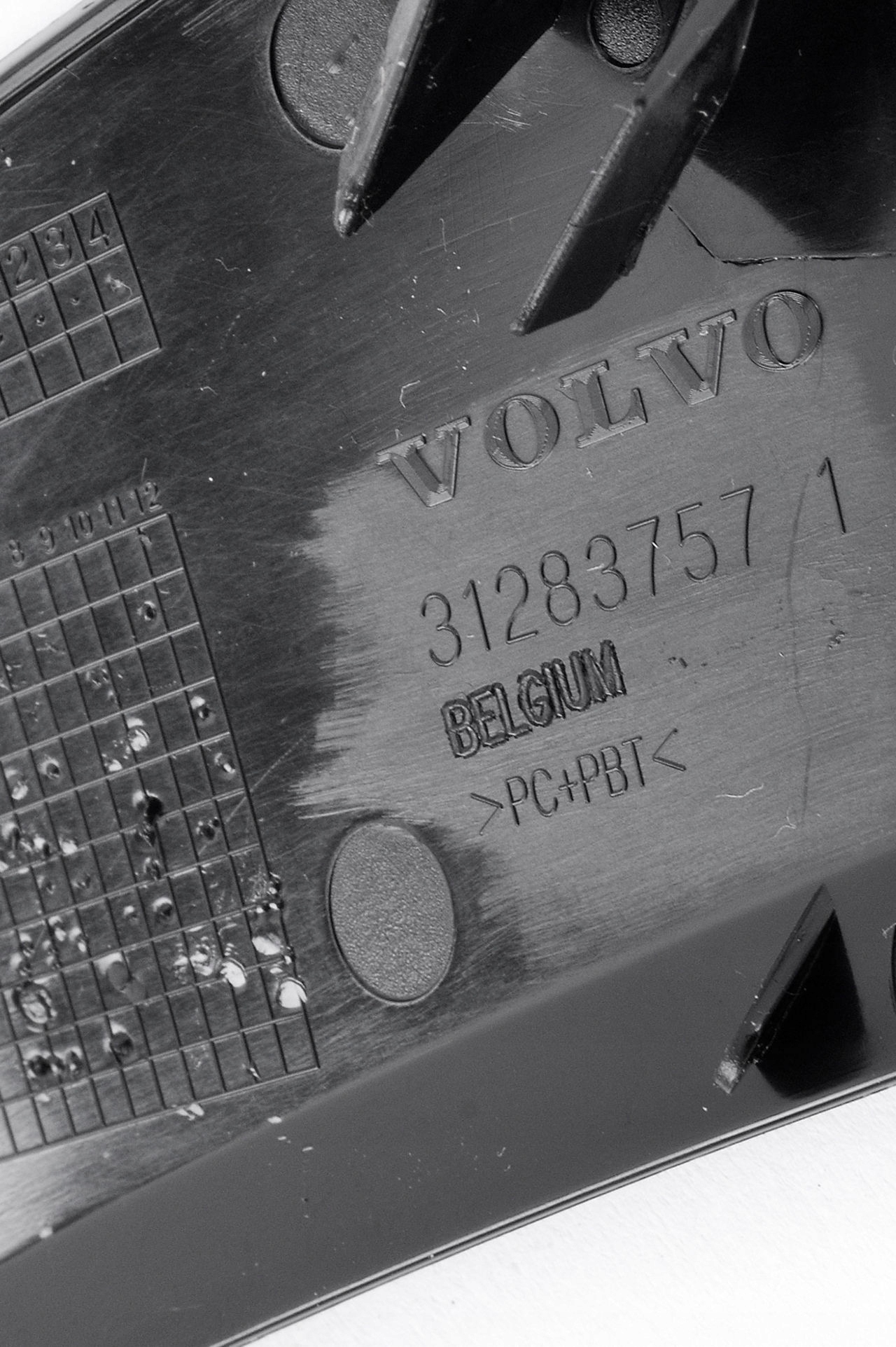 39814200 - Задняя крышка буксировочного уха VOLVO V40 2013-2019