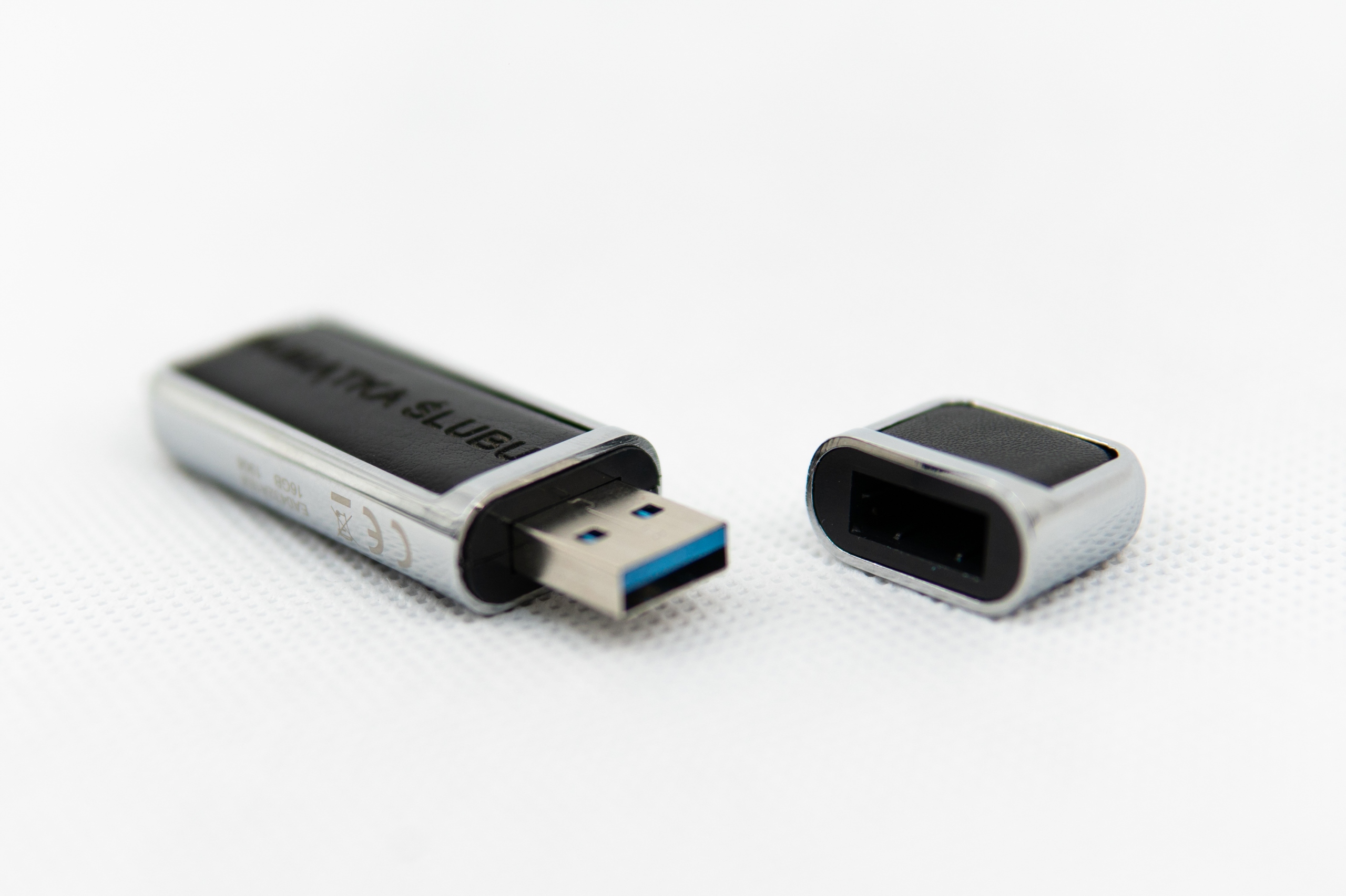 Pudełko etui na pendrive WELUR + 64GB USB3 Grawer Rodzaj skórzany