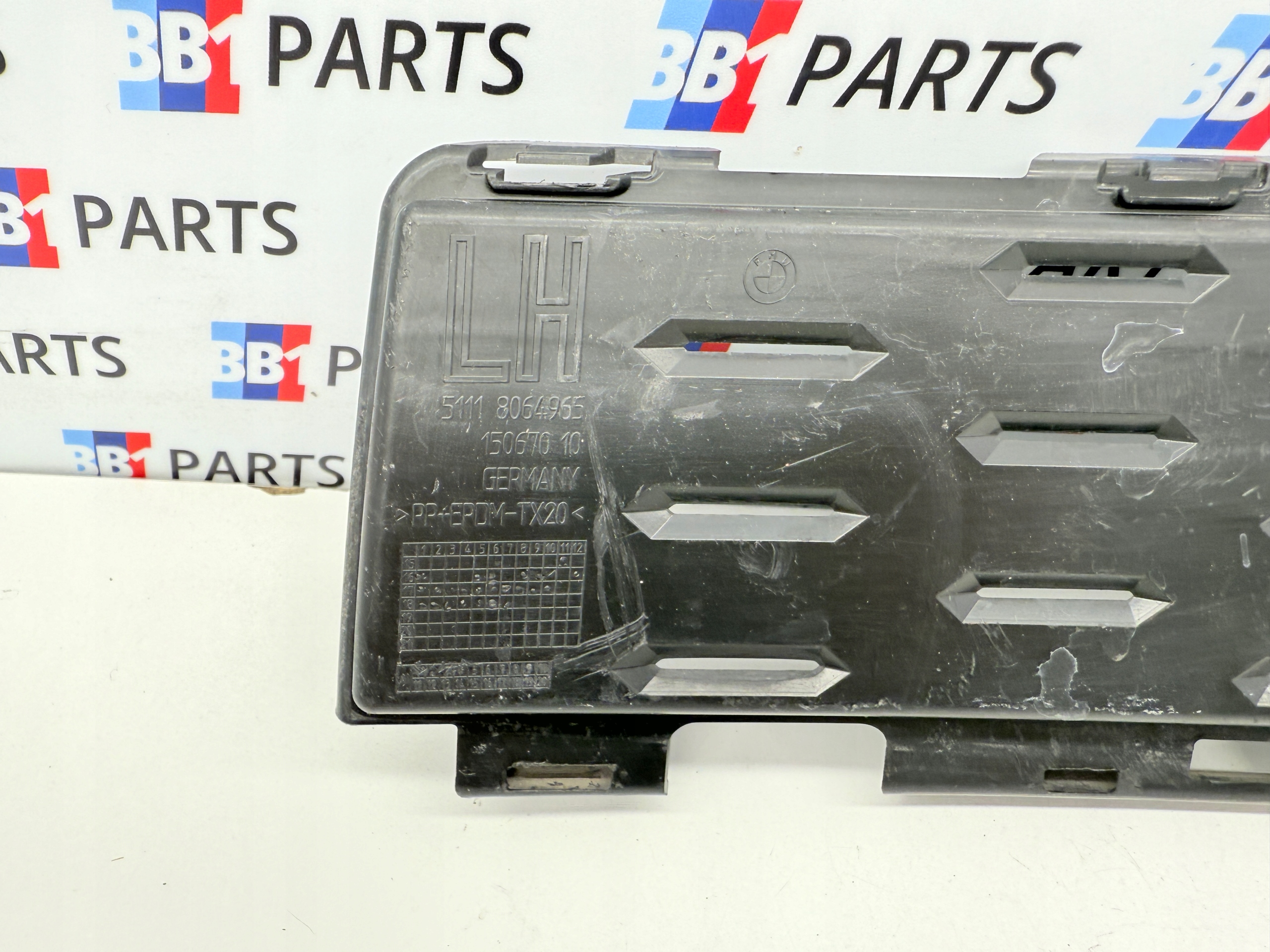 BMW G30 G31 grid of a bumper left front m-packet 8064965