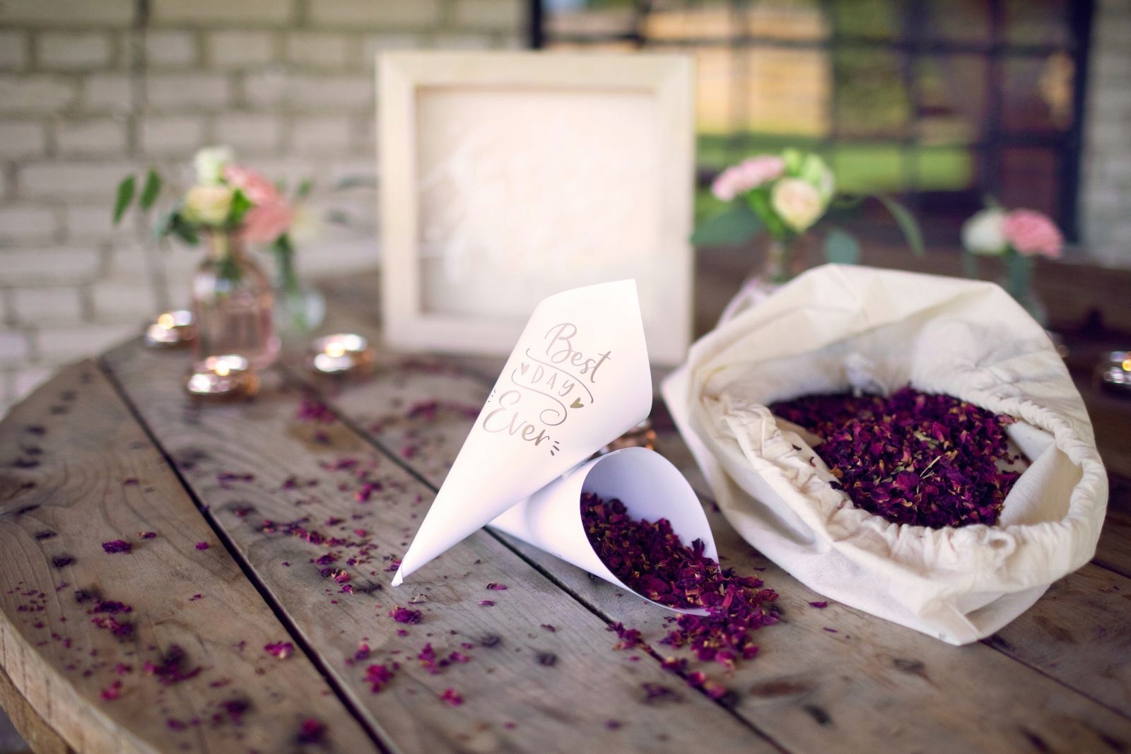 PAPIEROWE BIAŁE ROŻKI NA KONFETTI PŁATKI RÓŻ 10SZT Kod producenta 5900718609418