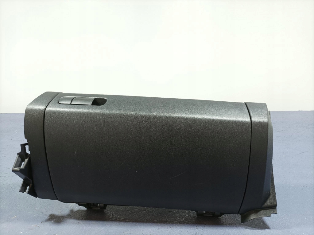 mazda бардачок пассажира европа EG2164260