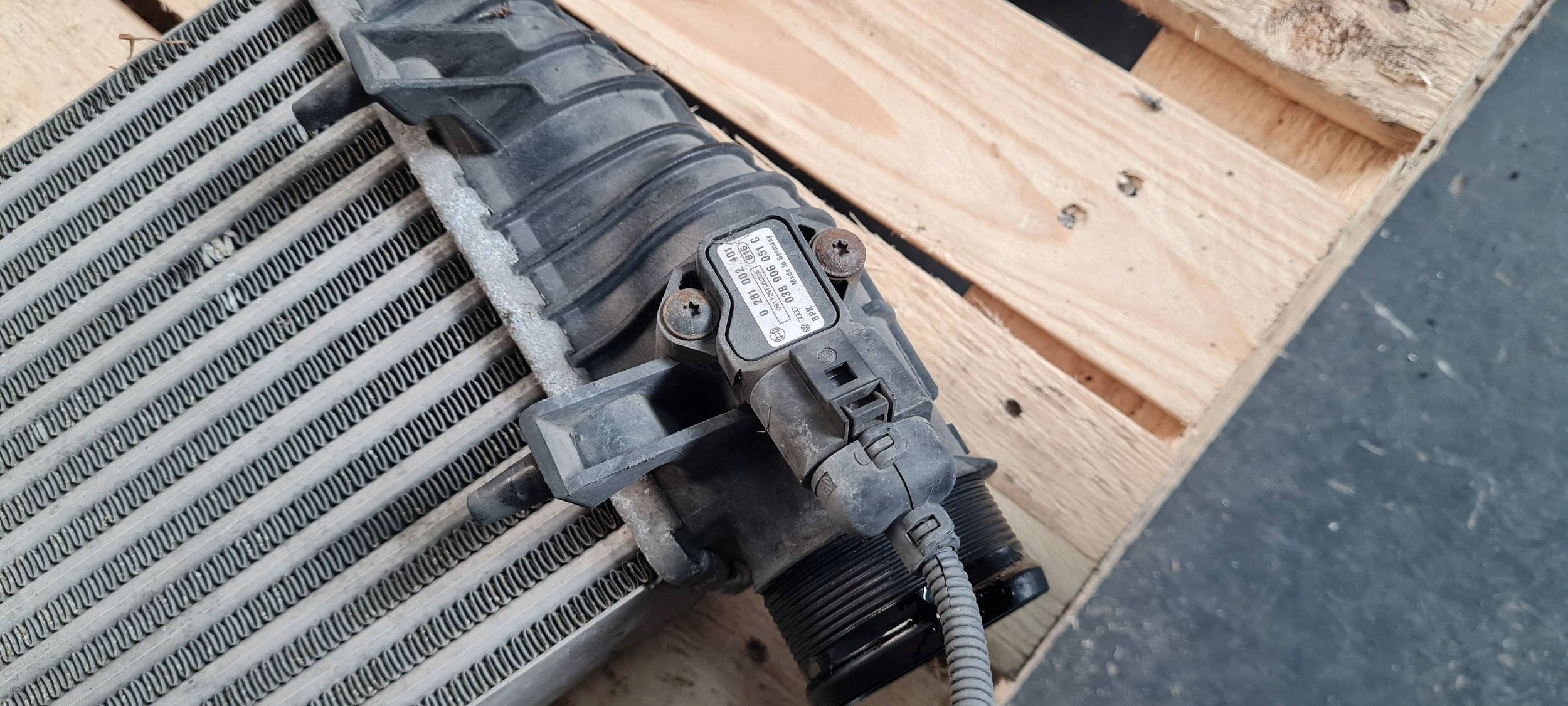 A6 C6 LIFT Kühler luft intercooler links 2.0 TDI 4F0145805AD