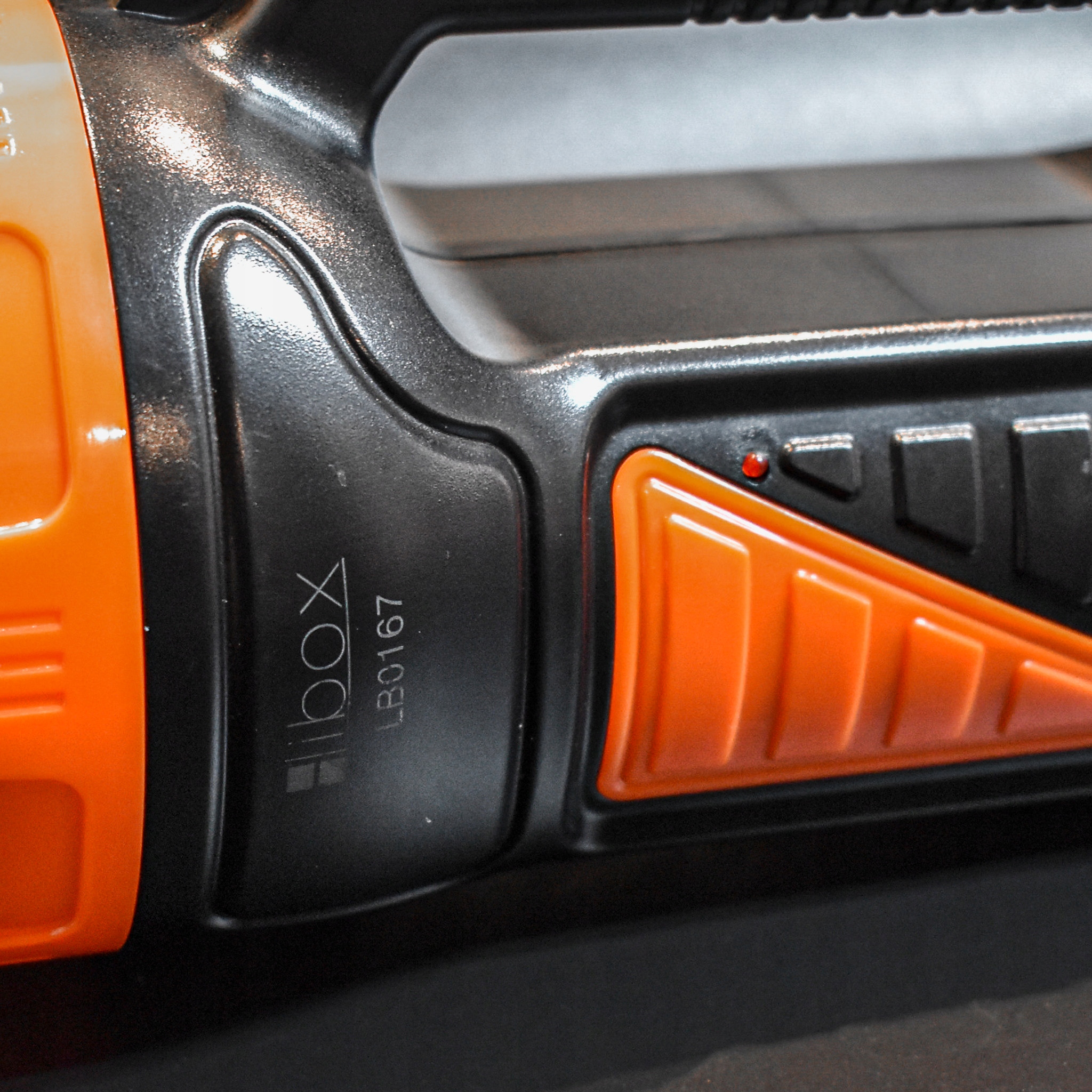 LATARKA LED MOCNA AKUMULATOROWA SZPERACZ ŁADOWALNA Kolor dominujący czarny