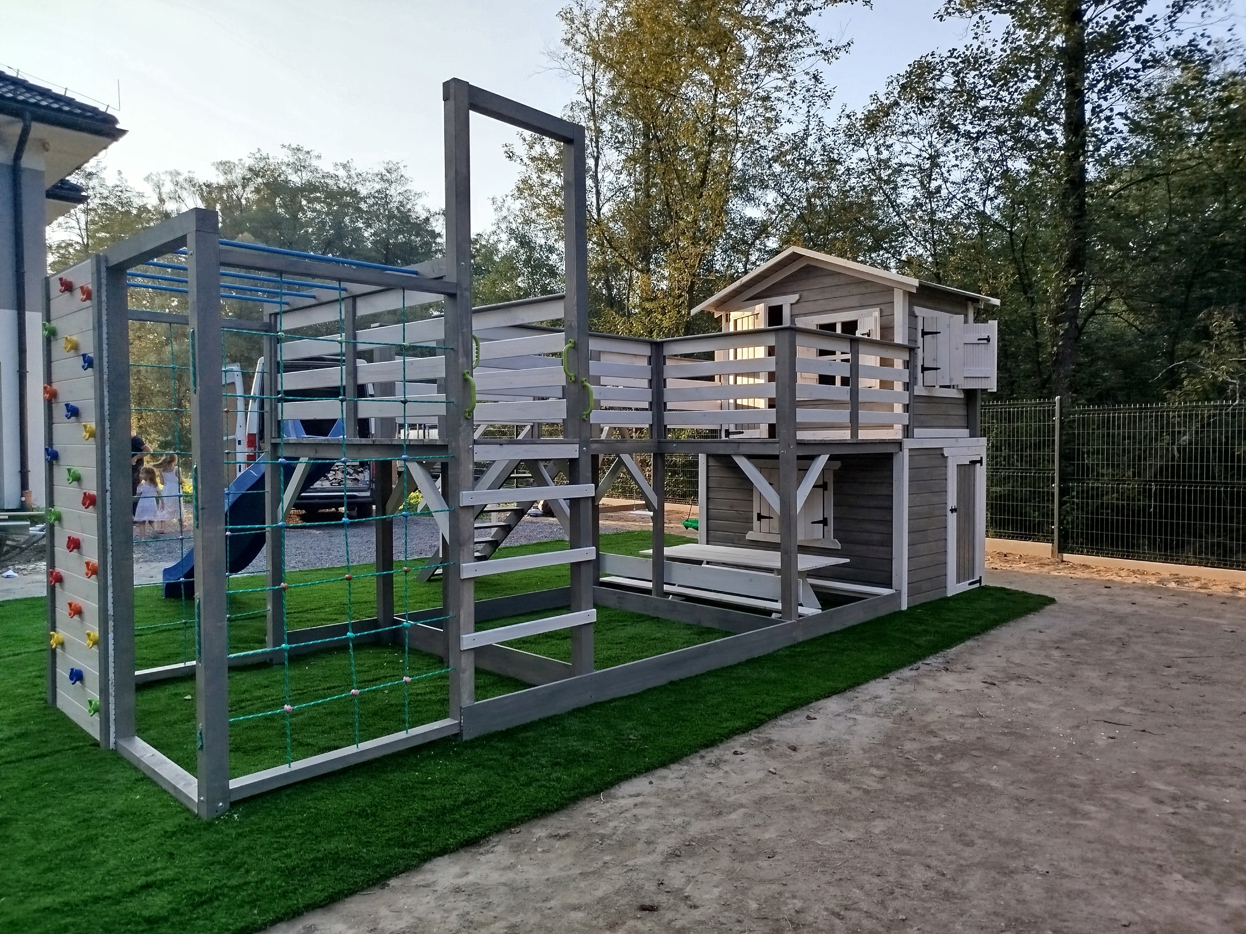 Vaikų lauko žaidimų aikštelė su nameliu su čiuožykla su smėlio dėže su sūpynėmis su laipiojimo zona 200x150