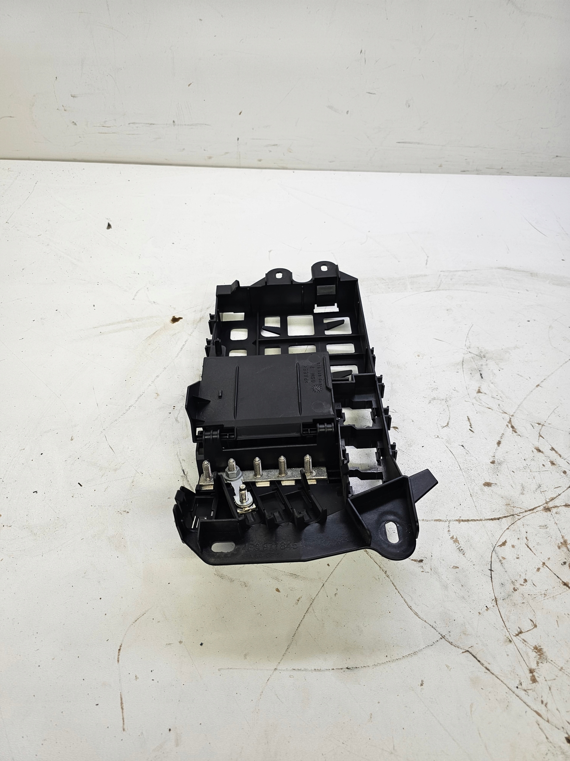 HALTER DES SICHERUNGSKASTENS AUDI A6 4F0971845