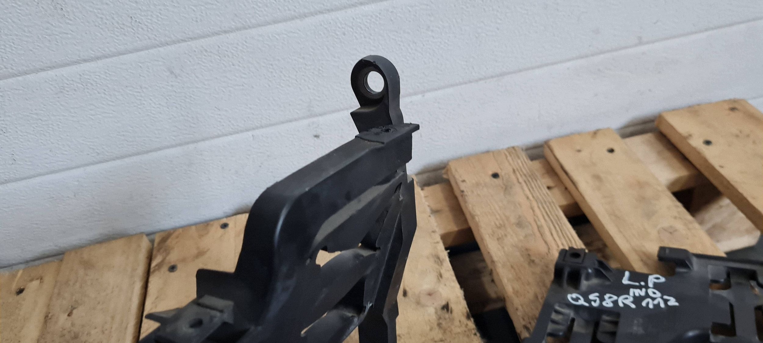 Q5 8R support bracket support holder lights left left front 8R0805607