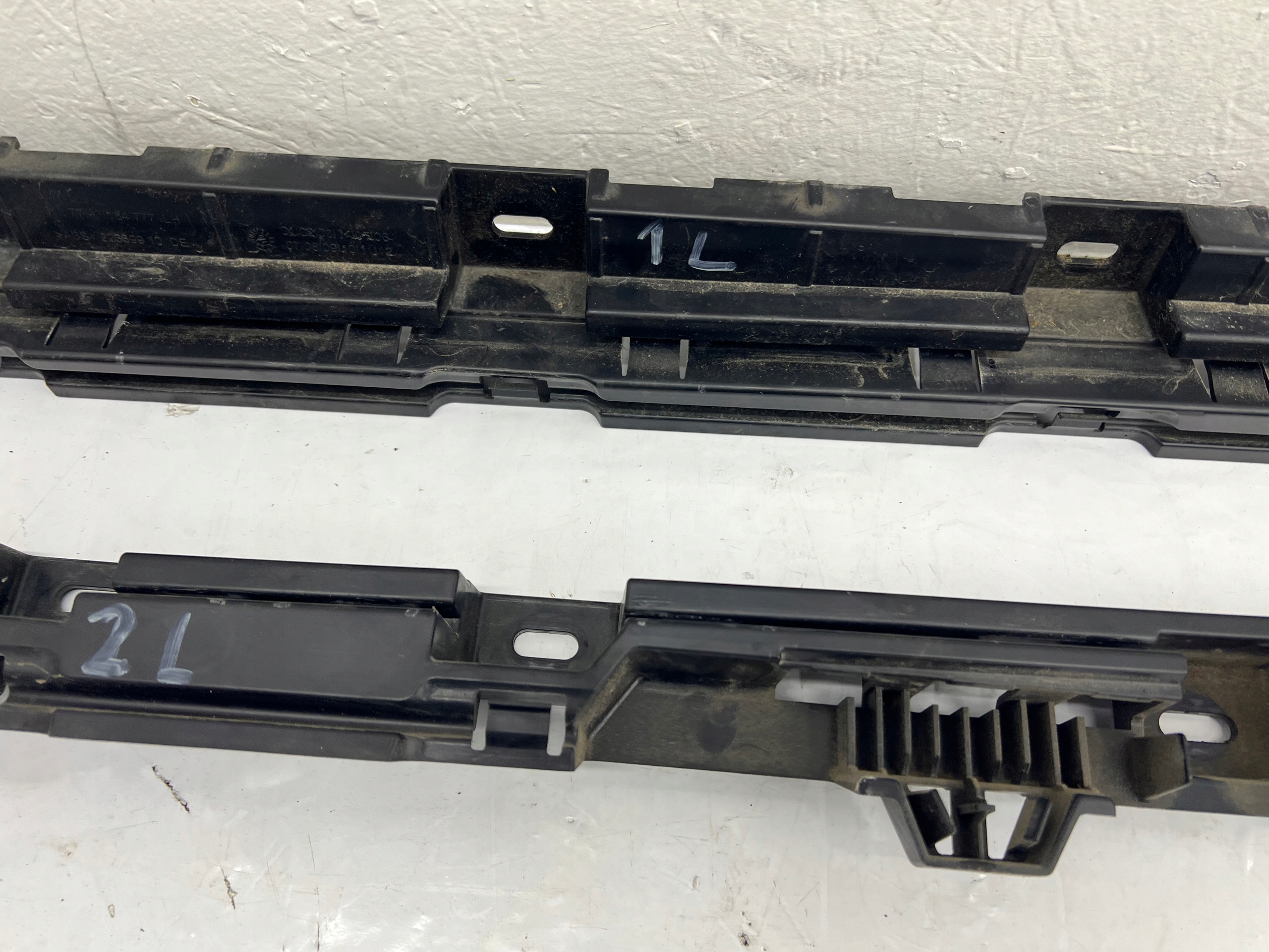 BMW F10 moulding holder support left KOMPLET 7184777 7204021