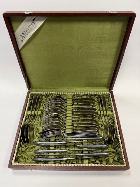 ZESTAW RADZIECKICH SZTUĆCÓW ARGED HEPX 30 sztuk WALIZKA VINTAGE