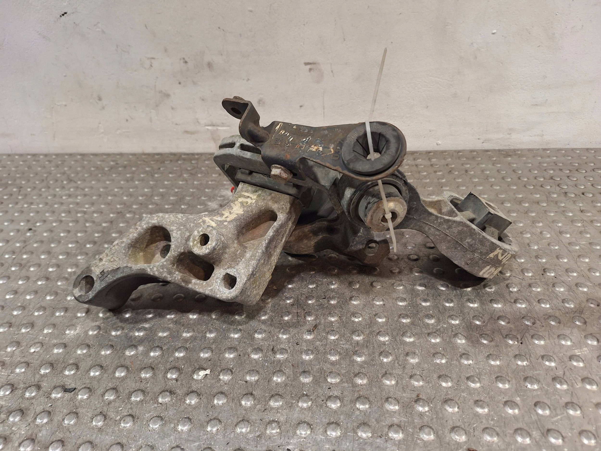 holder engine mount 112101360R RENAULT TRAFIC III VIVARO B 1.6 DCI 14