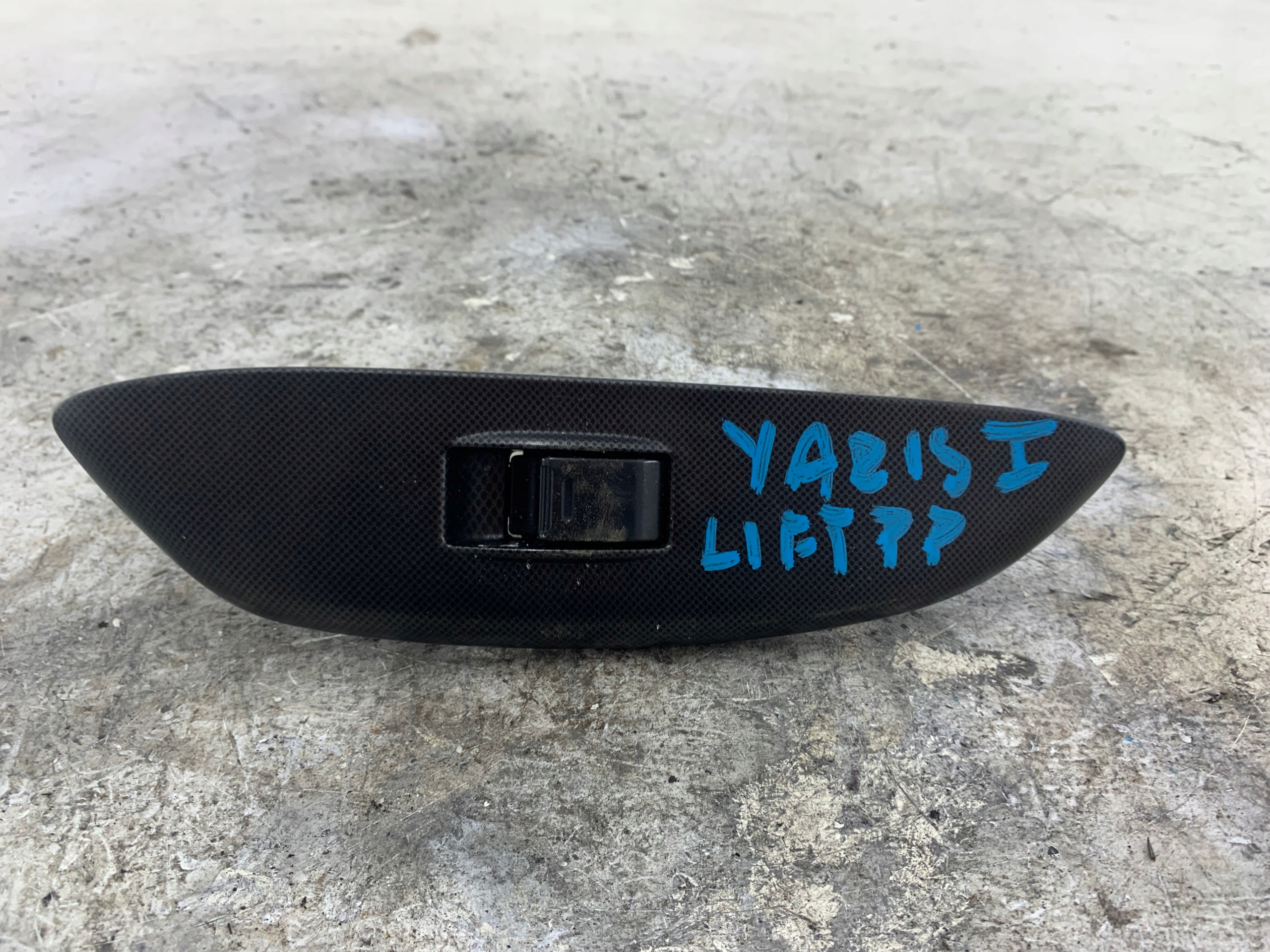 TOYOTA YARIS a PANEL okna pravý předek