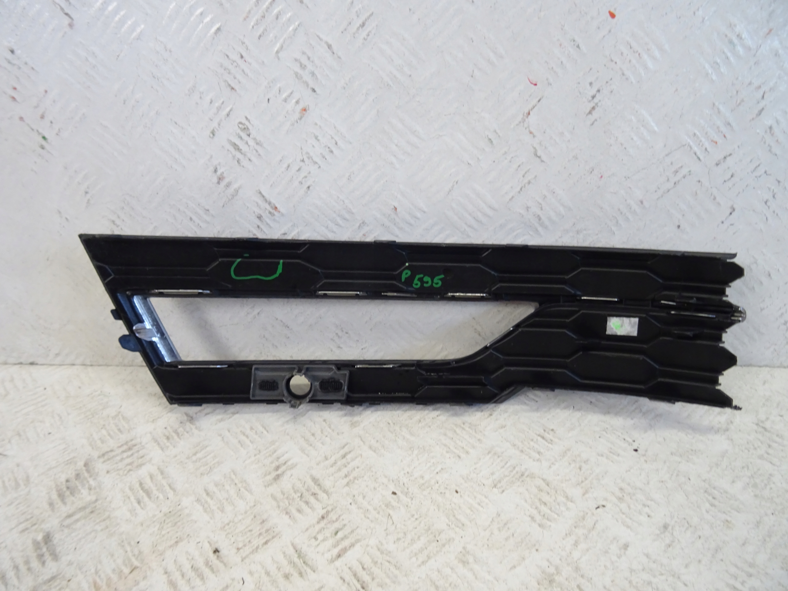 grid of a bumper front front right SKODA OCTAVIA IV 5E3807682 G