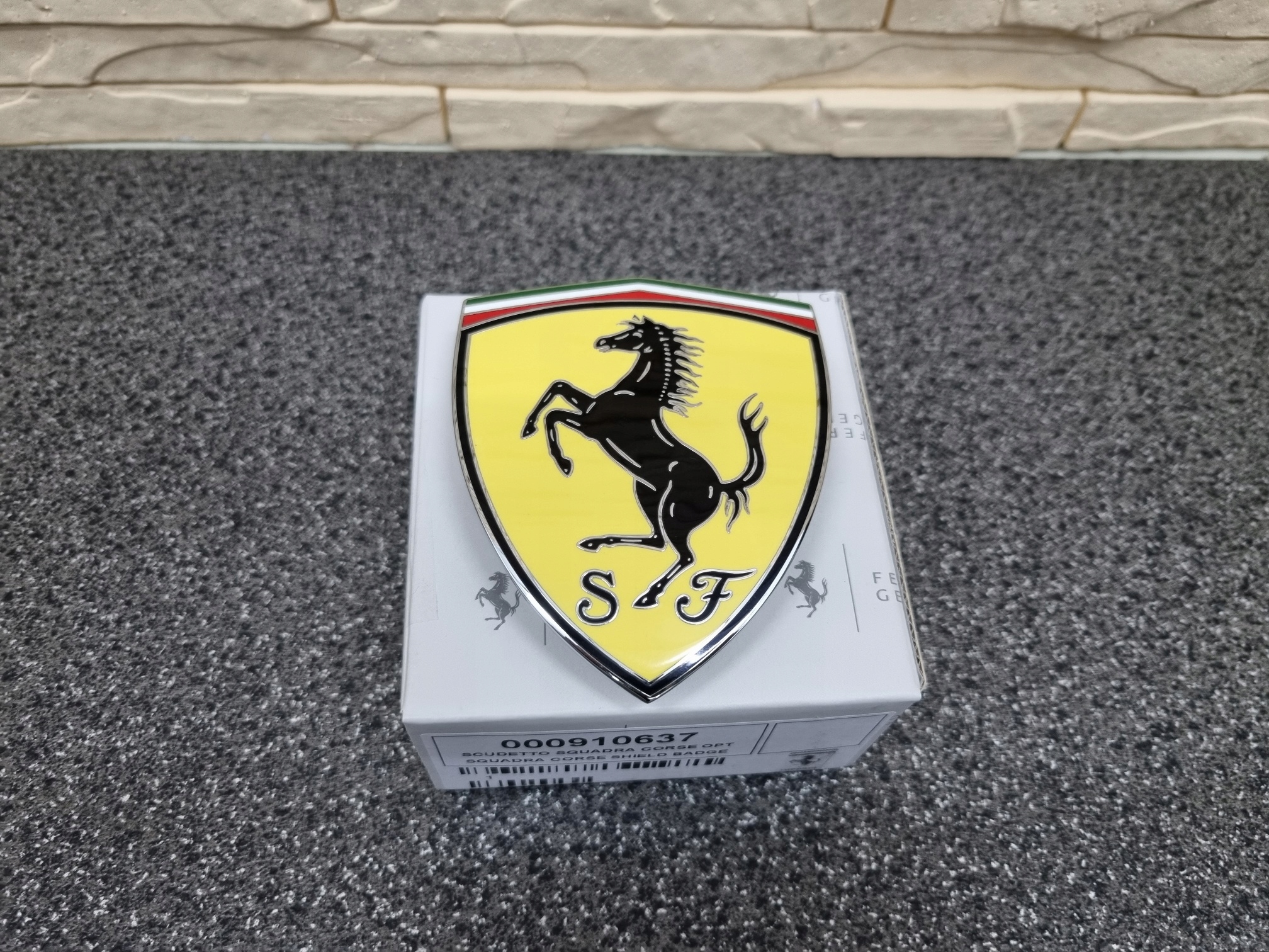 FERRARI ROMA ODZNAKA TARCZA LOGO KONIK NA BLOTNIK
