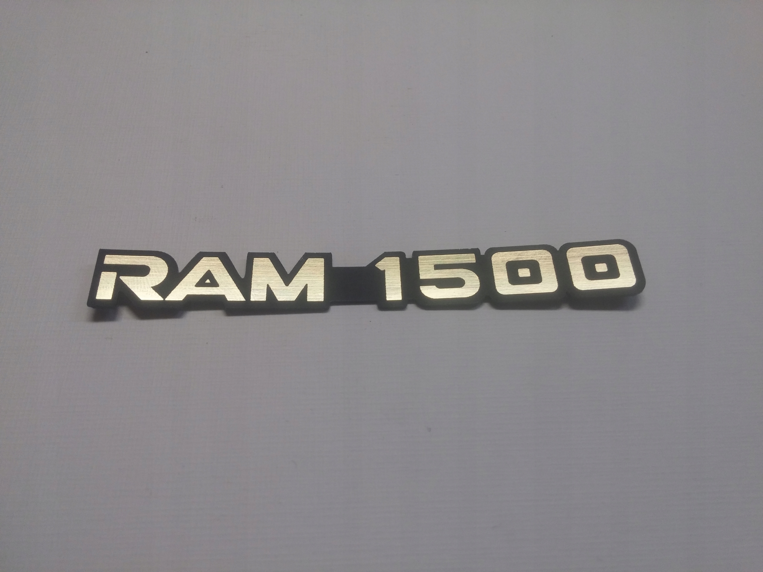 

Dodge Ram 1500 naklejka emblemat 93x11 mm *złota