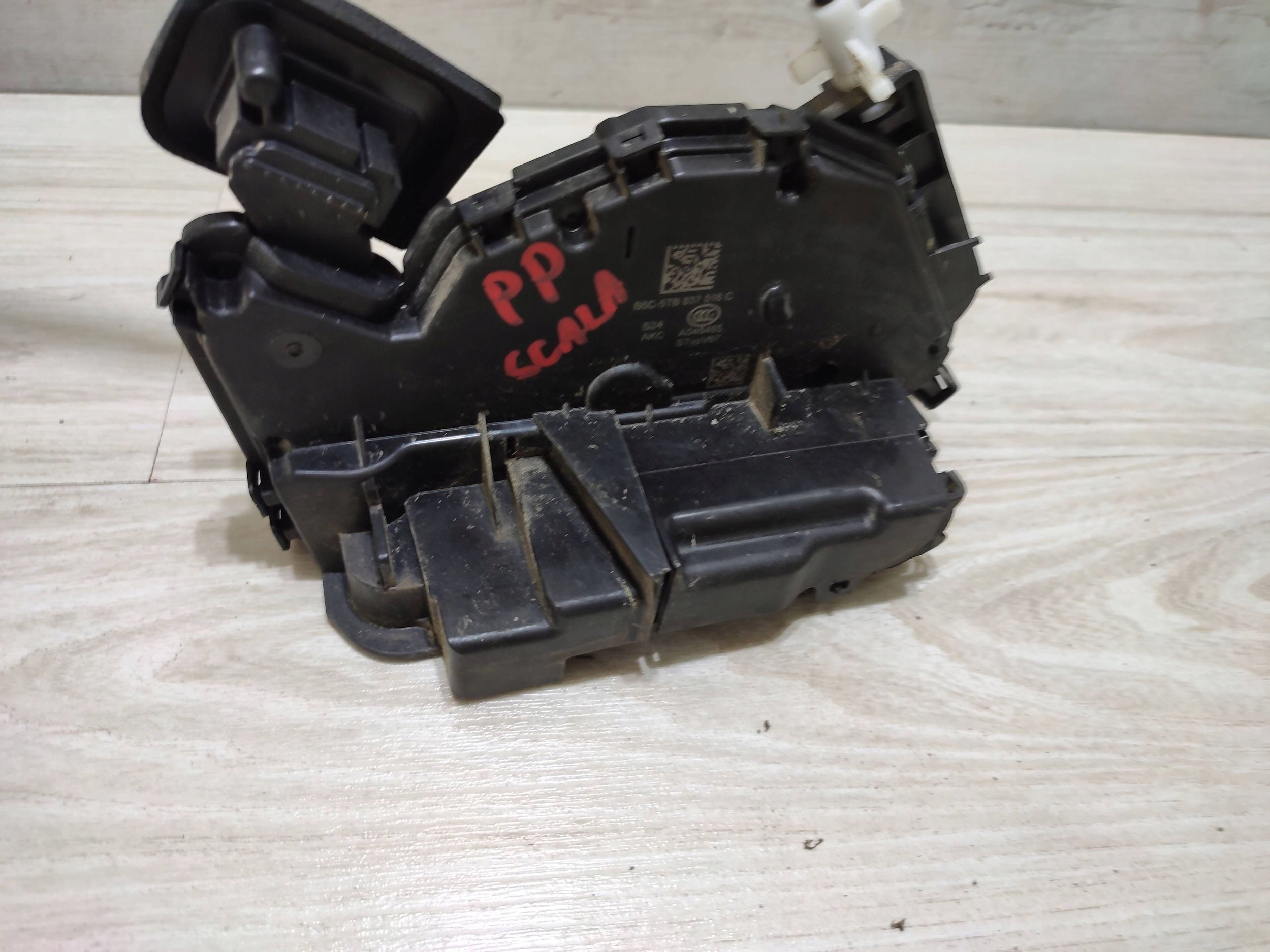 Skoda Scala 2020 front side right lock door przednich