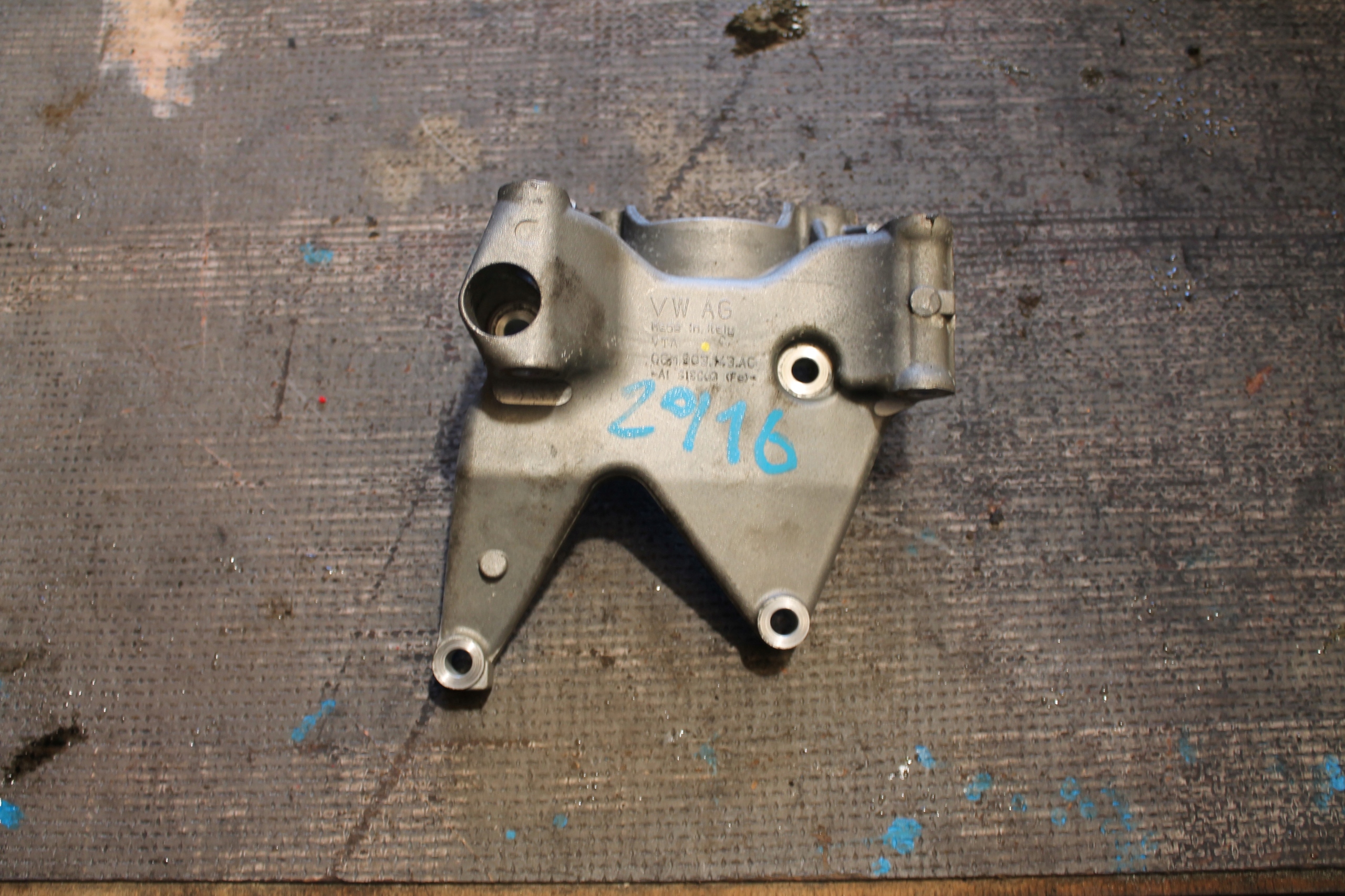 2916. Supporto 06M903143AC