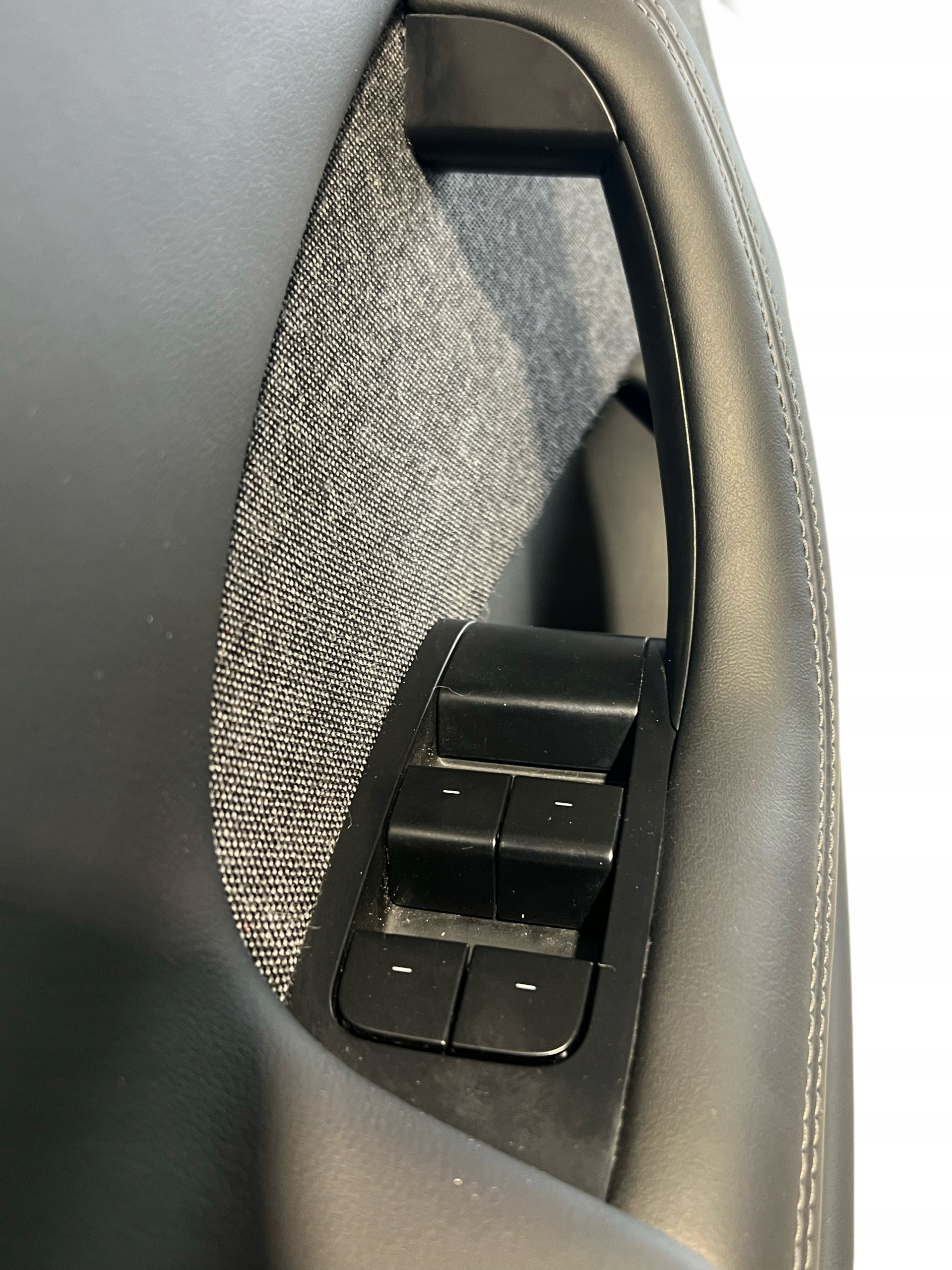 Tesla S PLAID 2021+ TAPICERKA BOCZEK DRZWI KIEROWCY 1633447-01-F Producent części Tesla