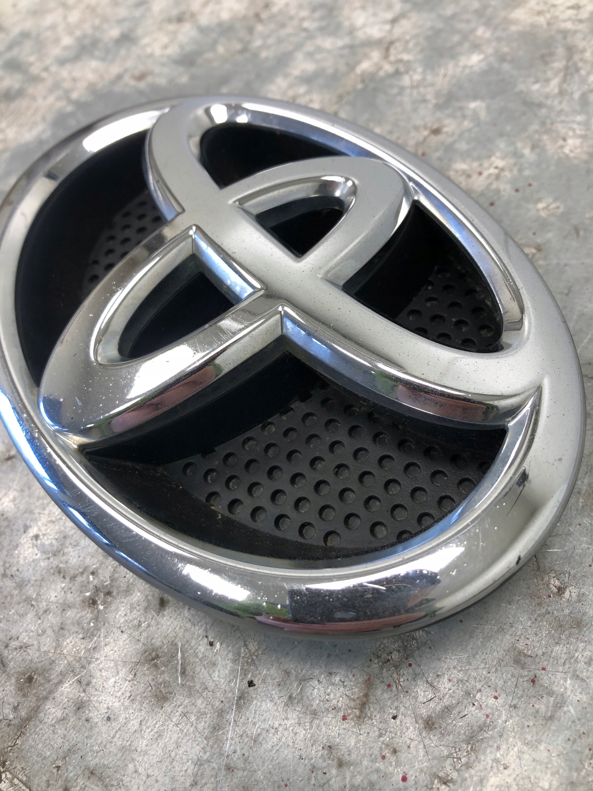 ZNACZEK EMBLEMAT PRZÓD TOYOTA AURIS I LIFT 75301-02070 Marka Toyota