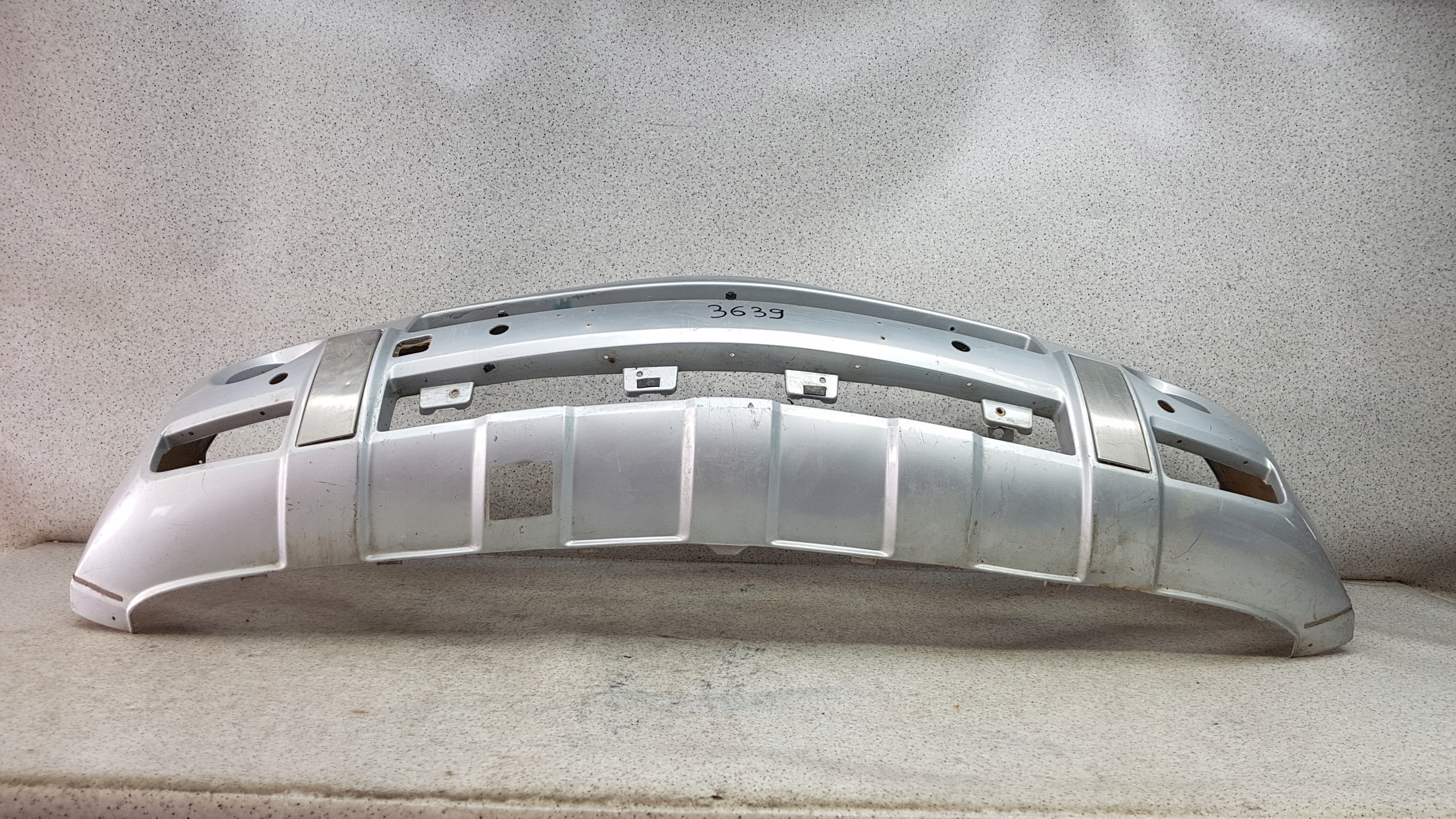 MERCEDES BENZ ML 164 AMG damaged bumper front 3639