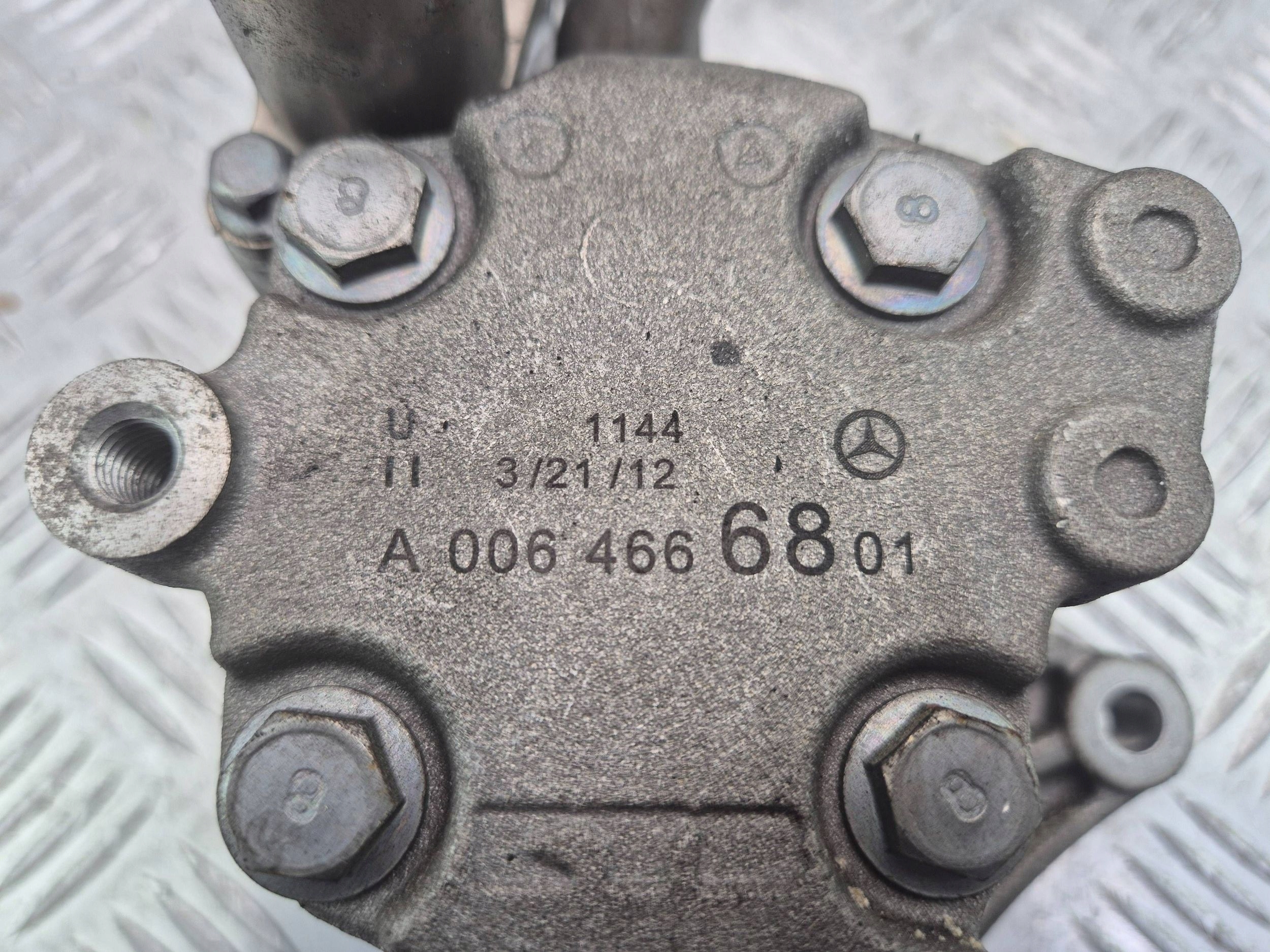 Mercedes C180 CGI W204 servo pump A0064666801 271.820
