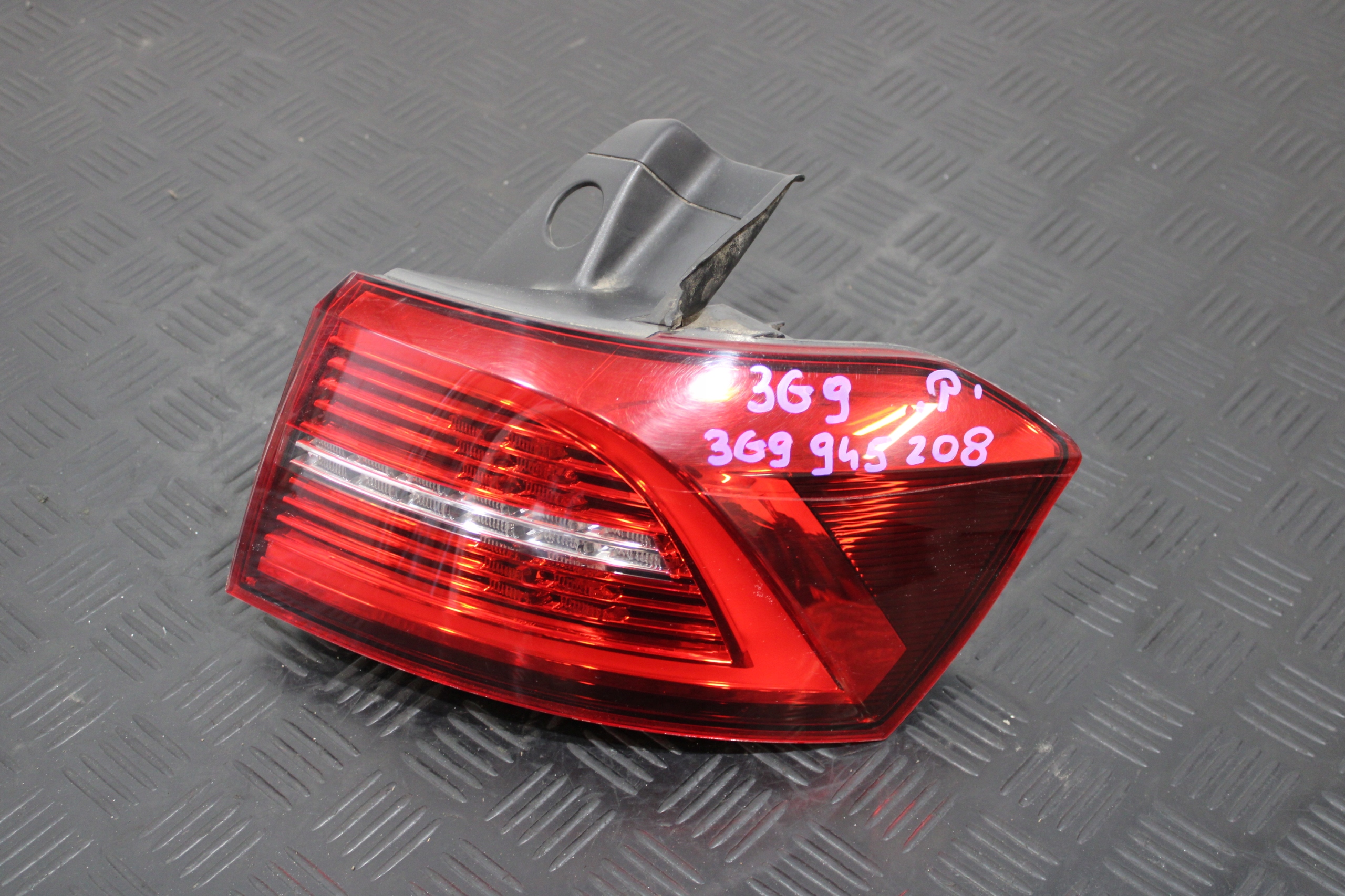 light right rear part 3G9945208 VW PASSAT B8 3G0 3G9
