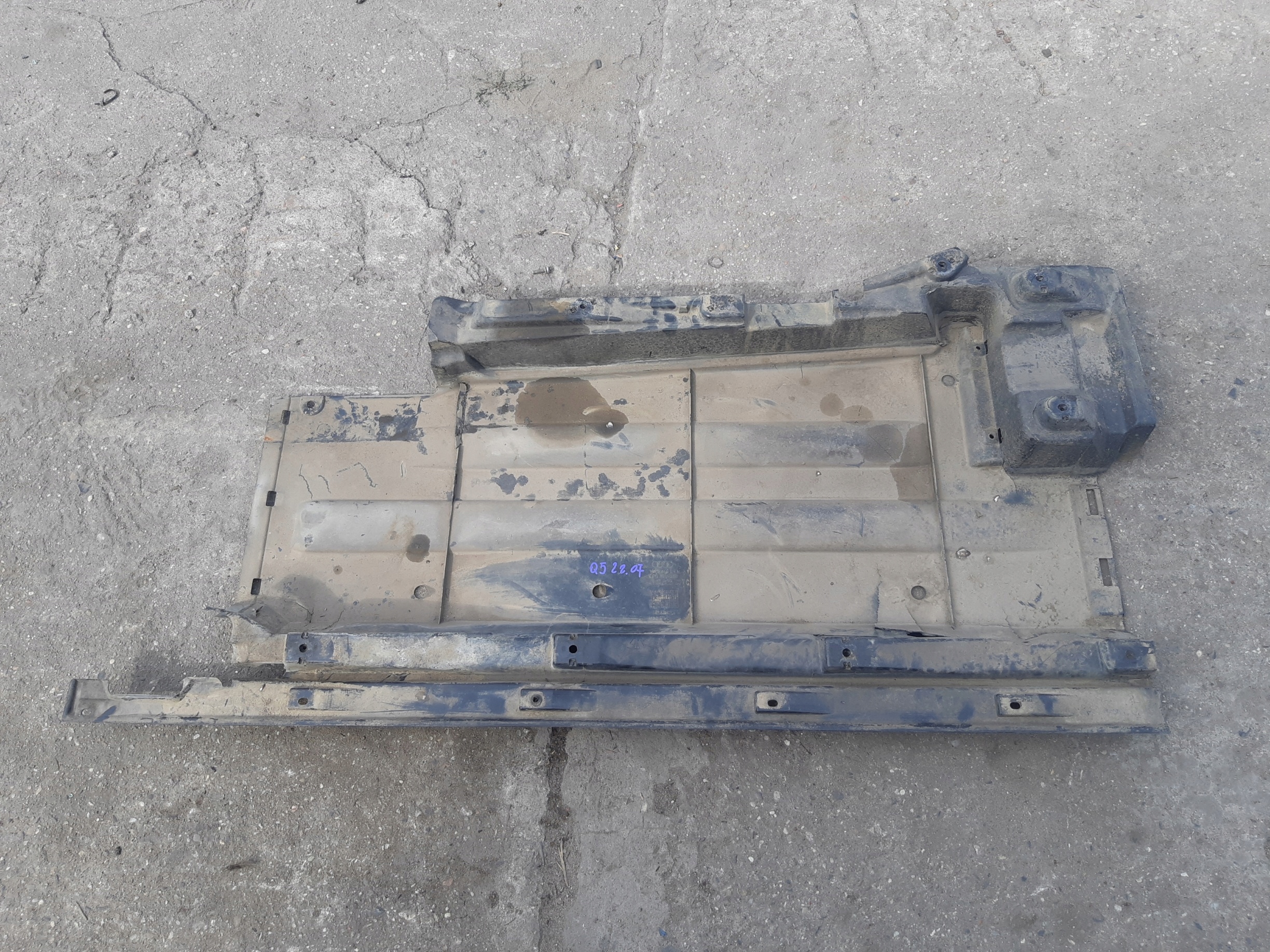 AUDI Q5 8R Blende Abdeckung abdeckung des Bodens Unterfahrschutz links 8R0825207C