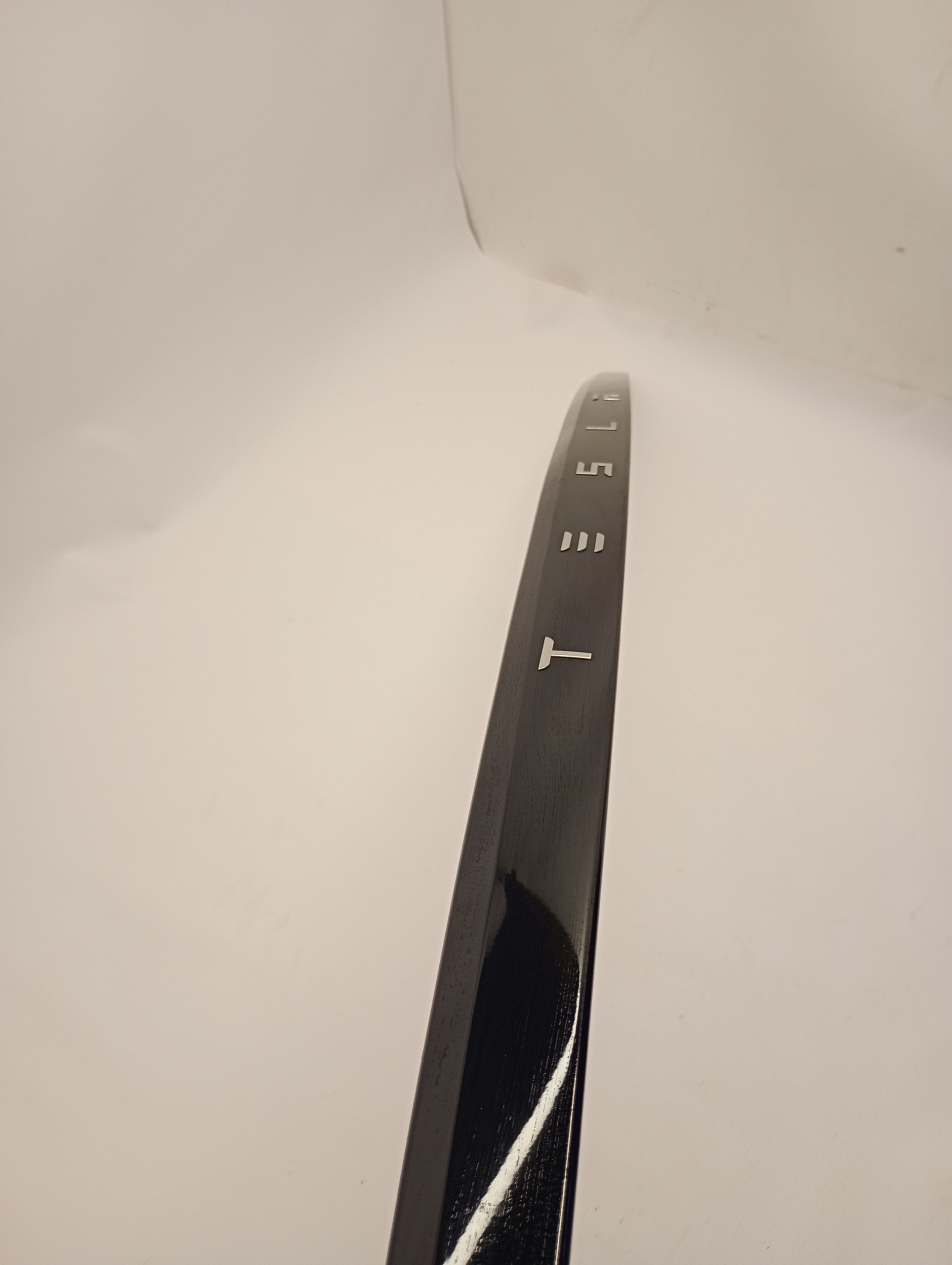 ORYGINALNA CZARNA LISTWA BLENDA TYLNA TYLNEJ KLAPY TESLA MODEL X Numer katalogowy części 1035369-00-D