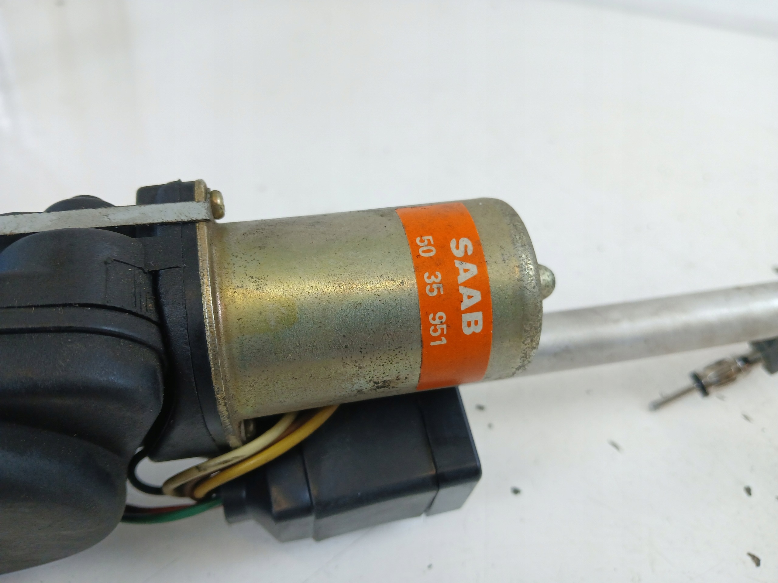 SAAB 9-3 and wiper mechanism front 5035951