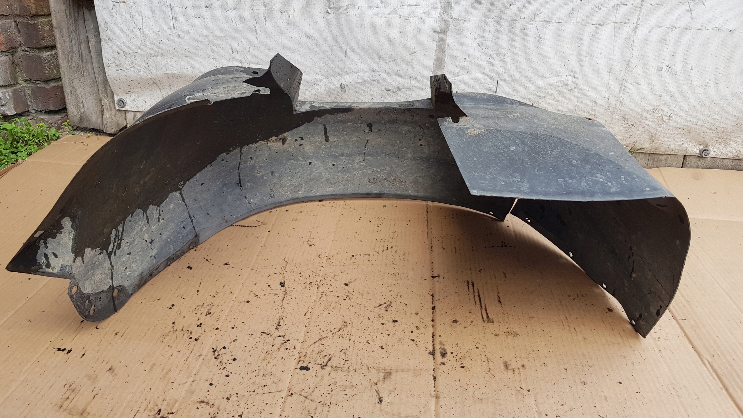 VOLVO V70 and mudguard left front sump wheels