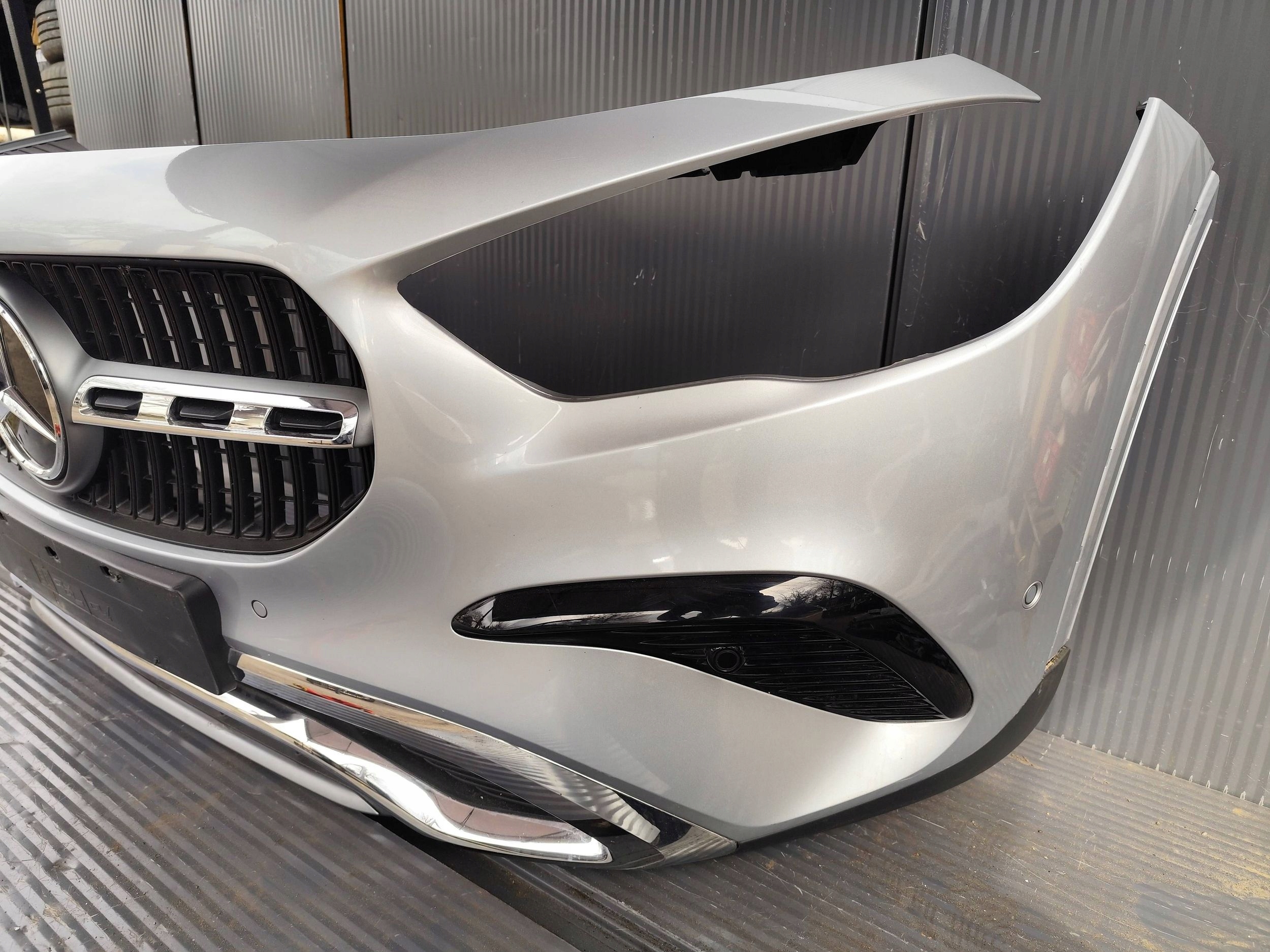 MERCEDES GLA 247 front bumper 6xPDC complete DEMONTAZ