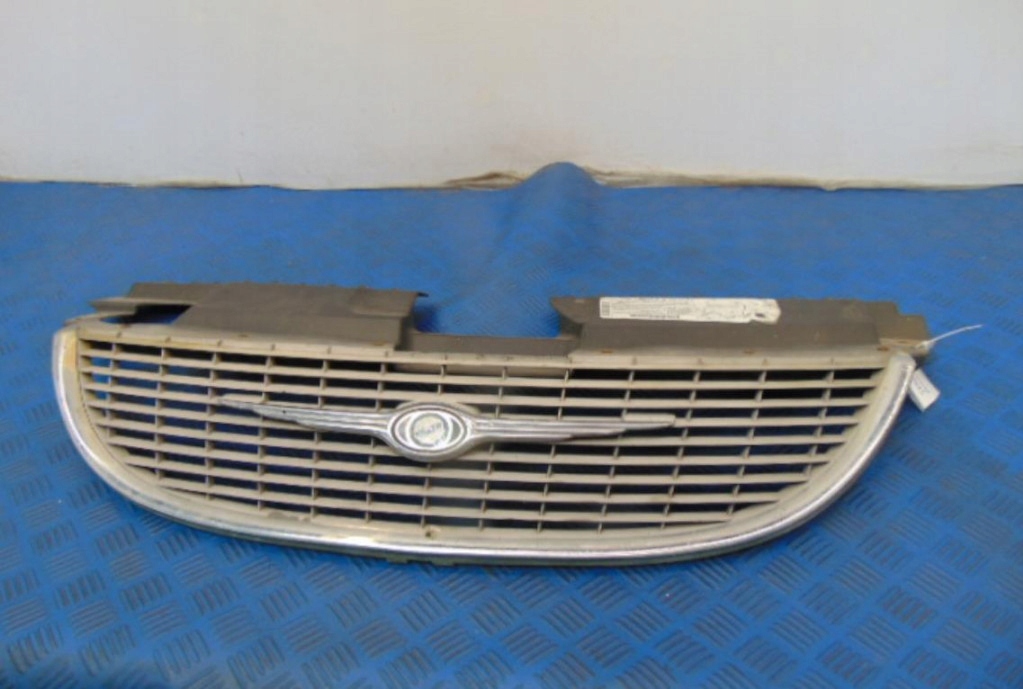 CHRYSLER Voyager IV решетка радиатора