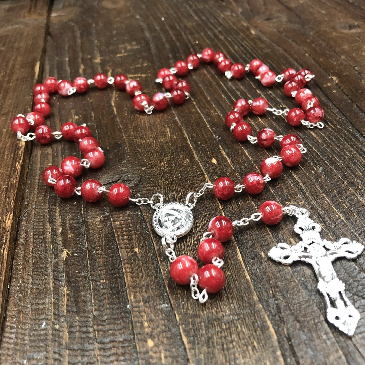 Różaniec okrągłe paciorki w pudełku bordowy