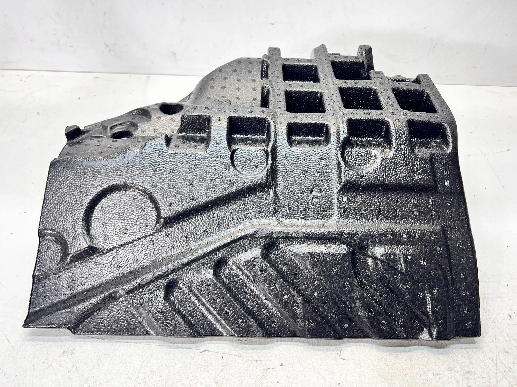 WKLAD polystirene below feet right AUDI Q4 E-TRON 10C864417B