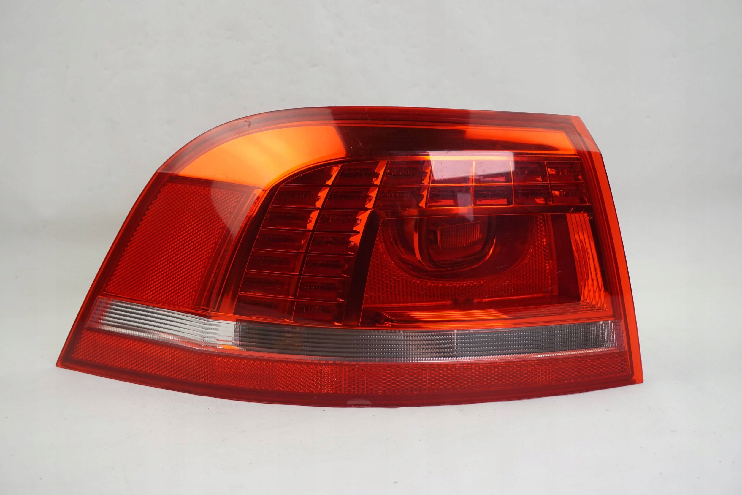 LAMPA TYLNA LEWA VW PASSAT B7 KOMBI 3AF945207B