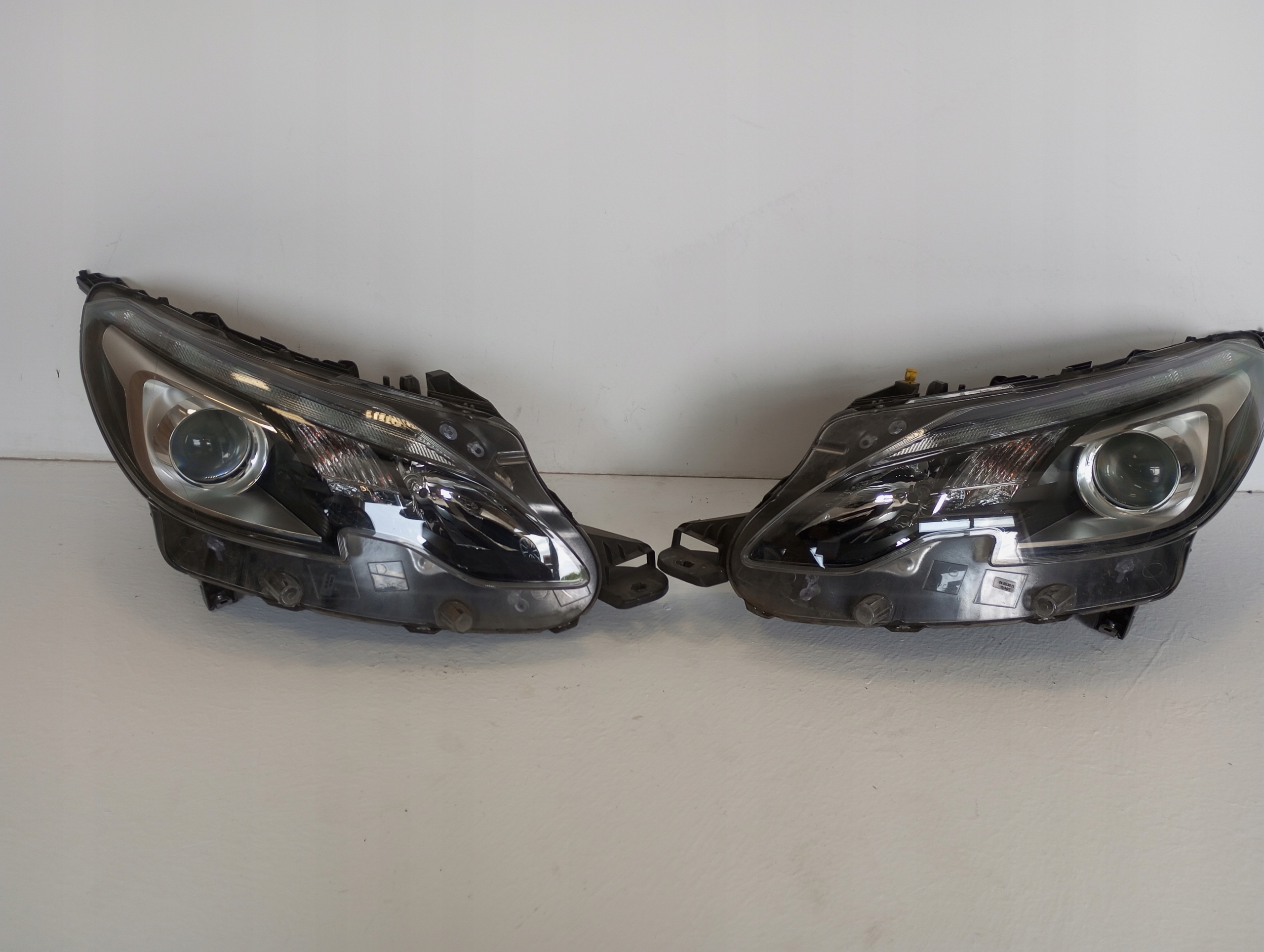 light PEUGEOT 2008 and LIFT 9825313680 right