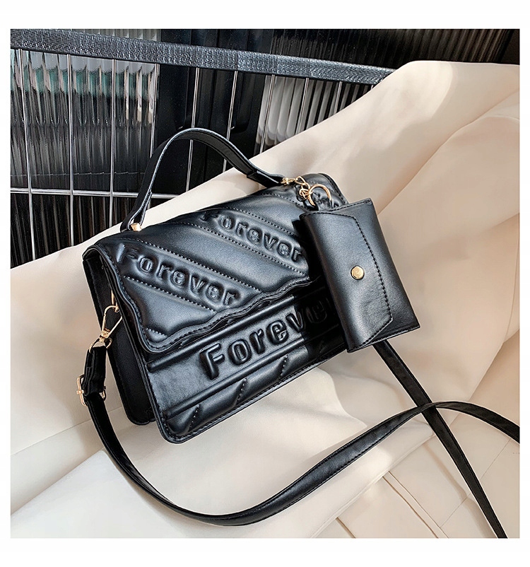 MAŁA TOREBKA DAMSKA LISTONOSZKA NA RAMIĘ CZARNA MIEJSKA ELEGANCKA STYLOWA Kod producenta TOREBKA DAMSKA MAŁA LISTONOSZKA NA RAMIĘ