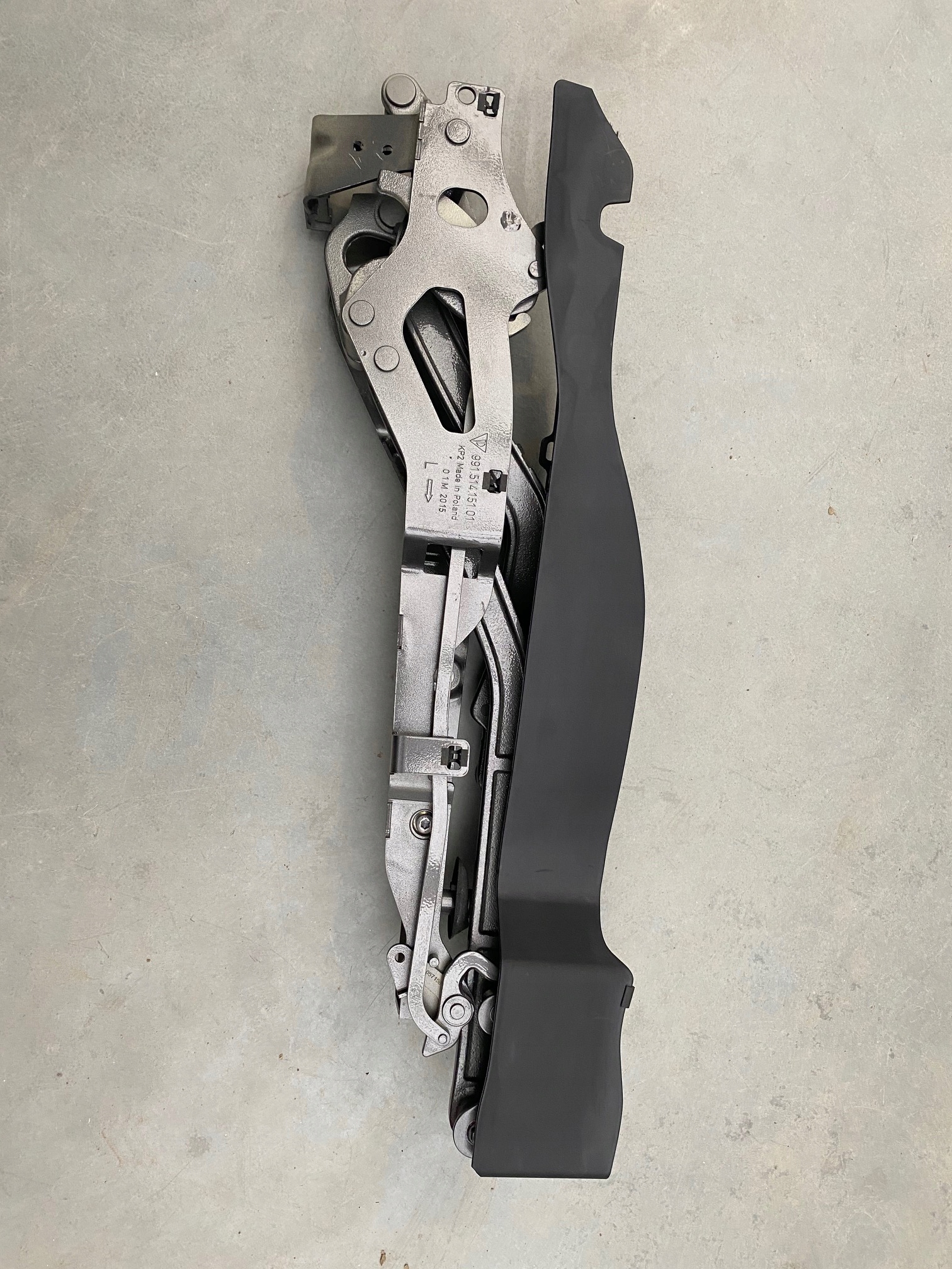 ЛІВИЙ ШАРНІР ЗАСЛІНКИ PORSCHE 991 TARGA 99151415101