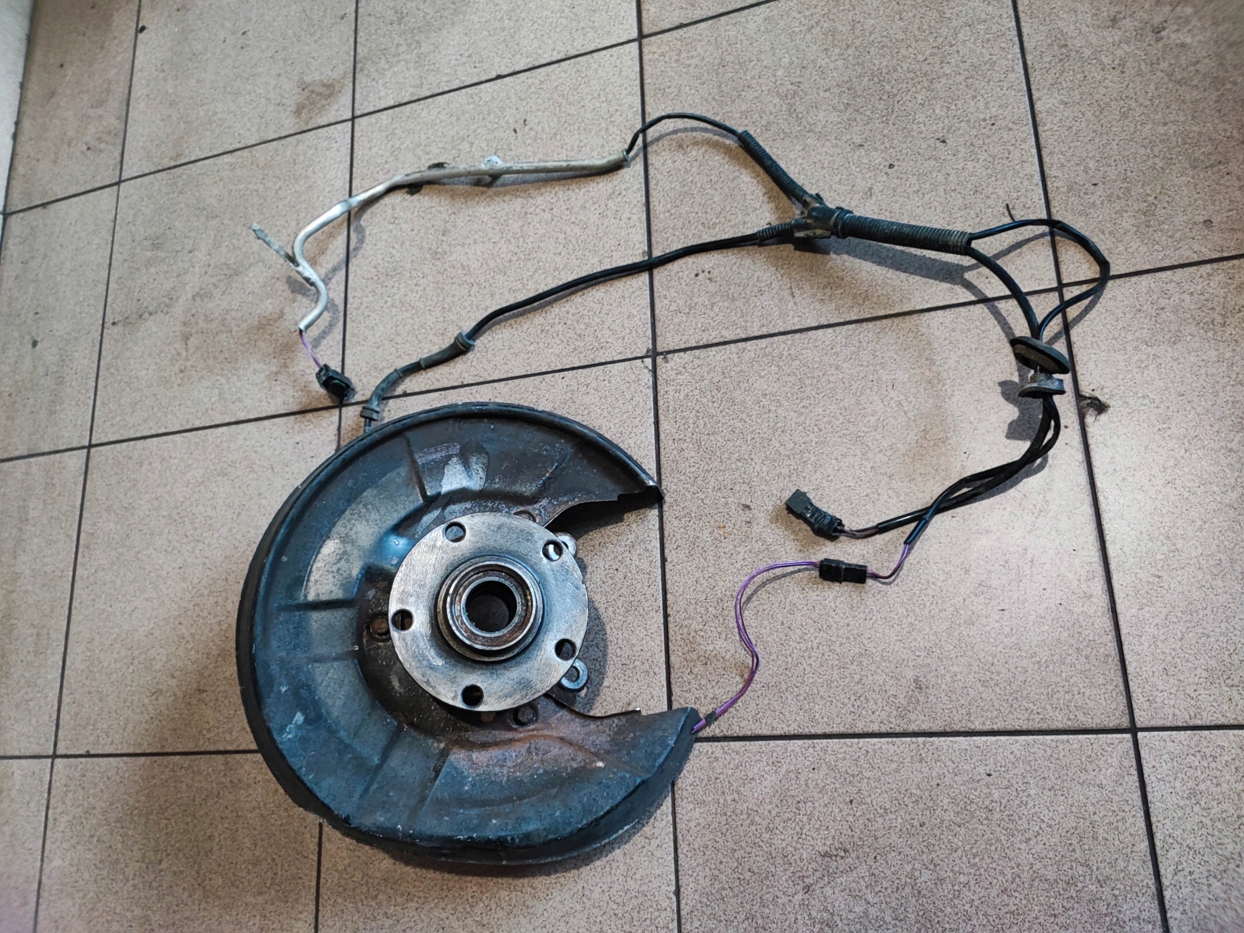 8e0435 4B0927807R - Маточина кросовер датчик ABS лівий задній AUDI A6 C5