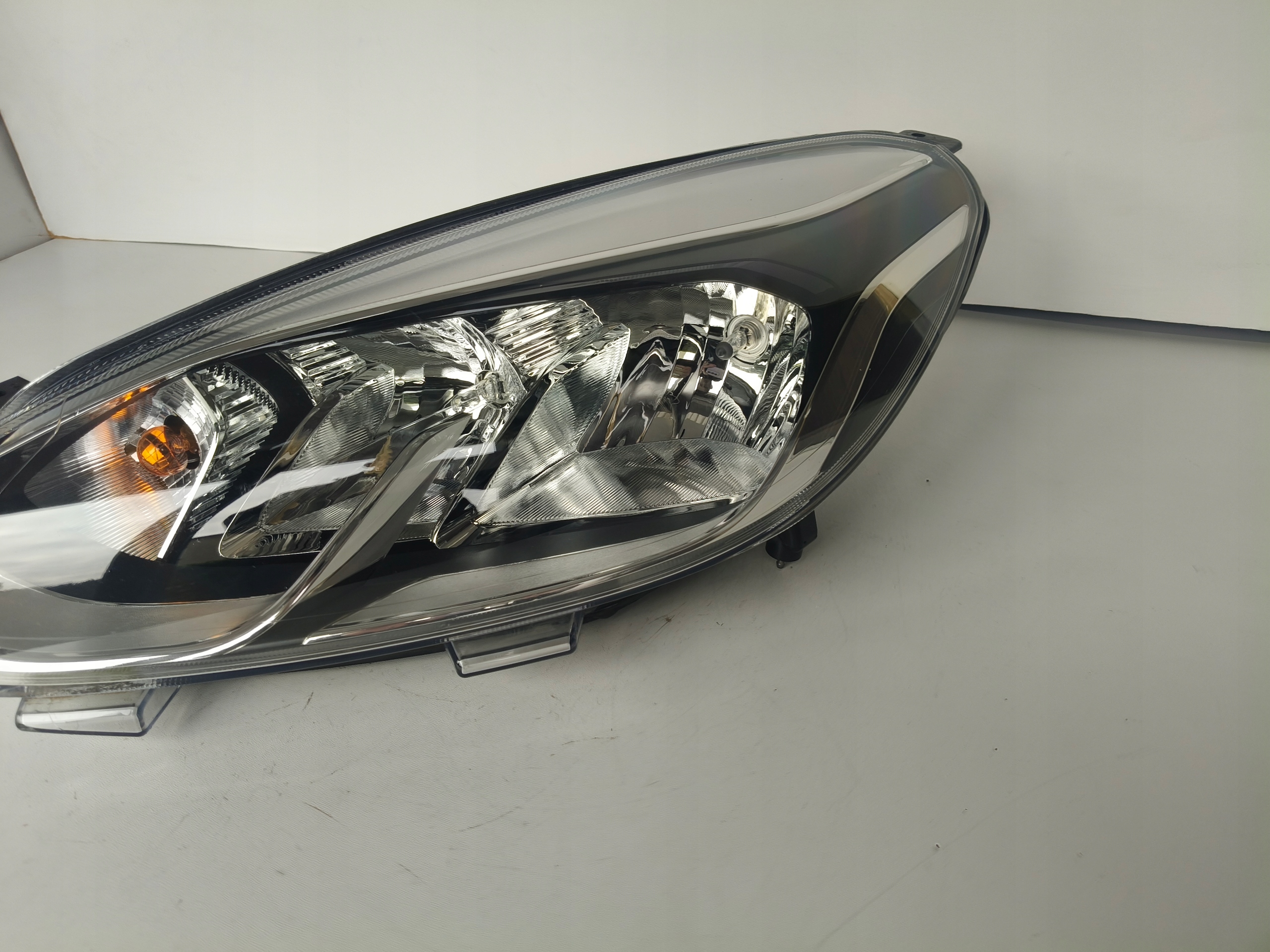 light left REFLEKTOR FORD FIESTA MK8 17