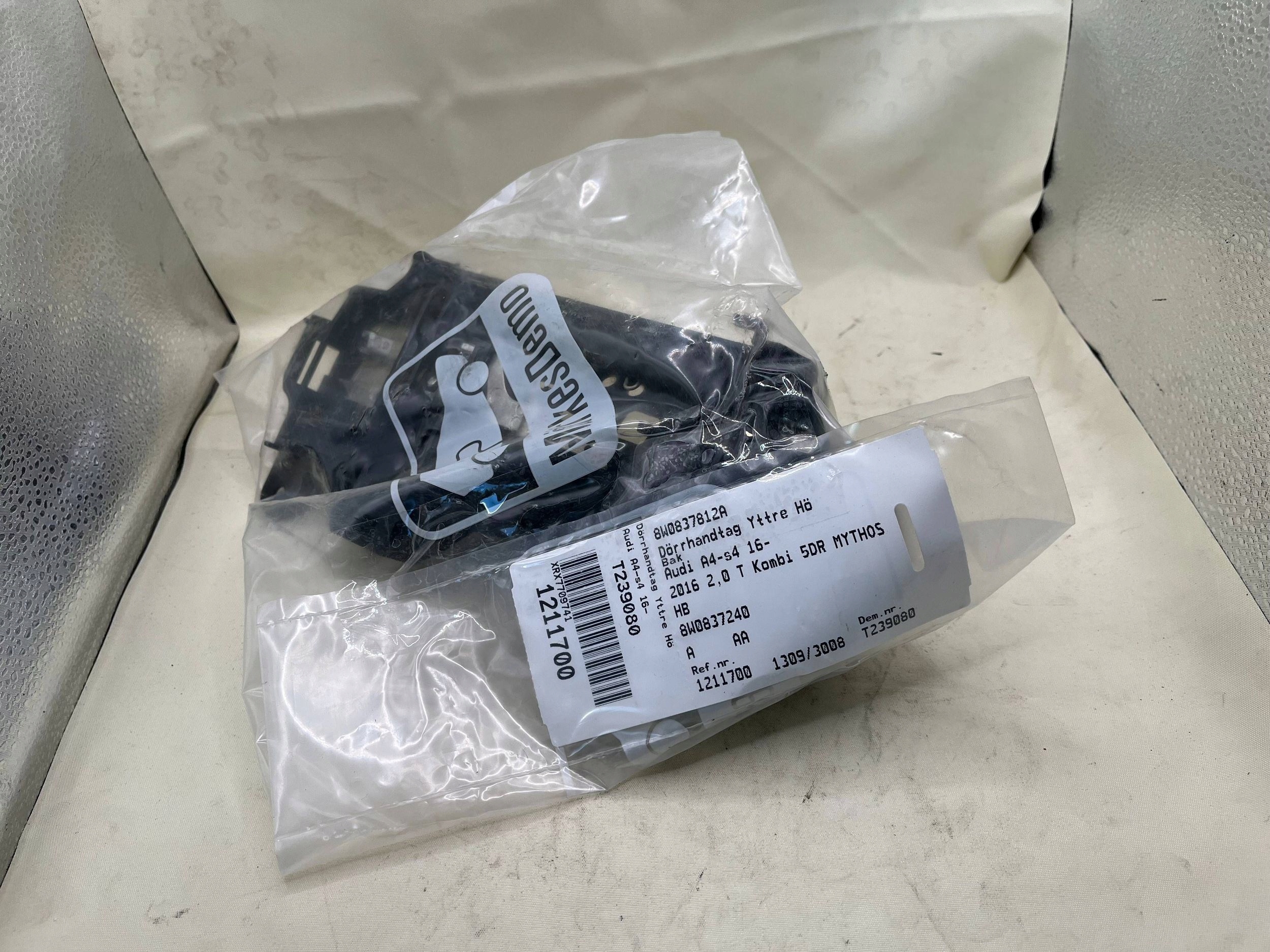 handle door right rear part AUDI A4 B9 8W0837812A !J