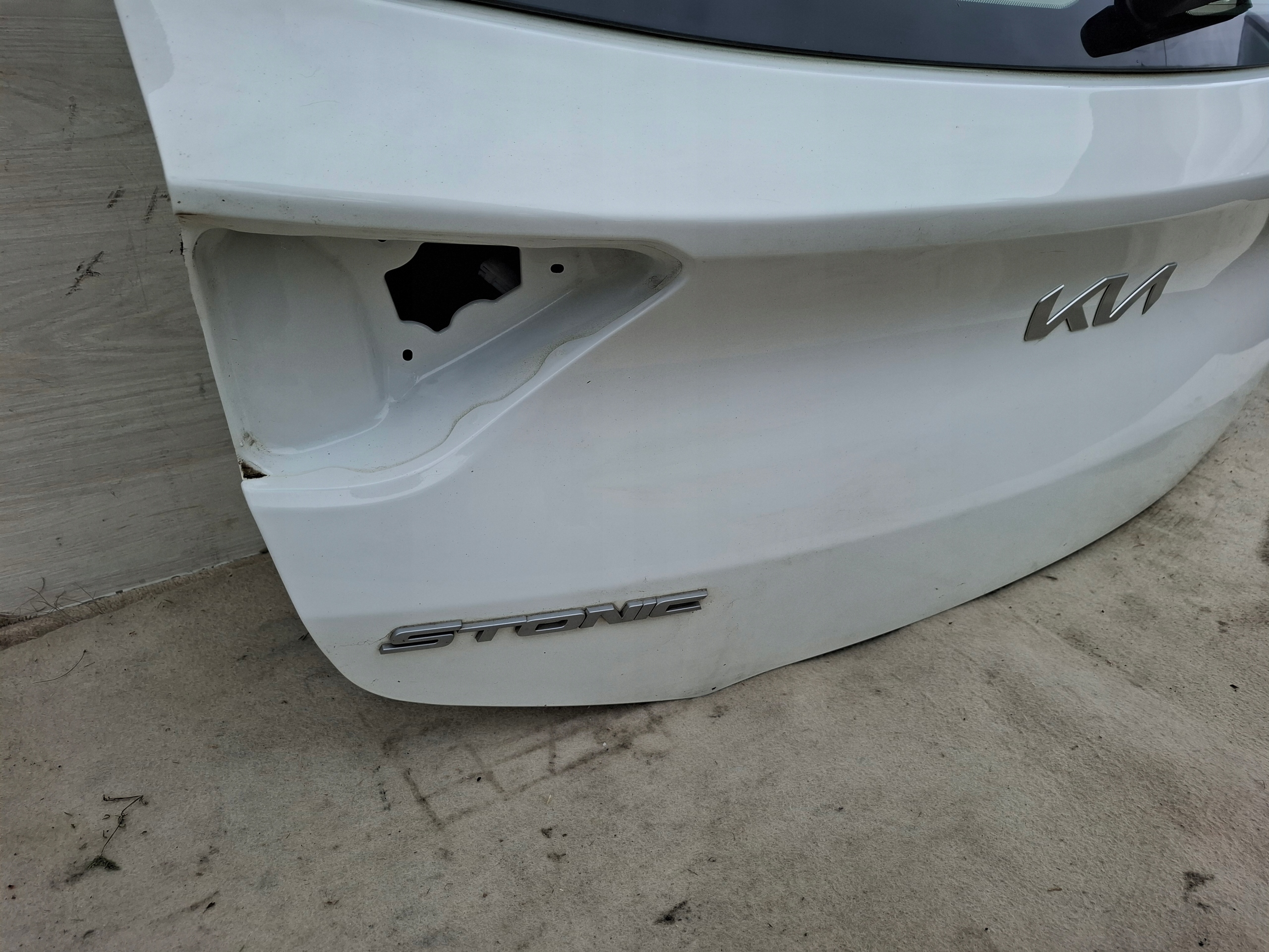 KIA STONIC boot door rear BIALA UD 22r