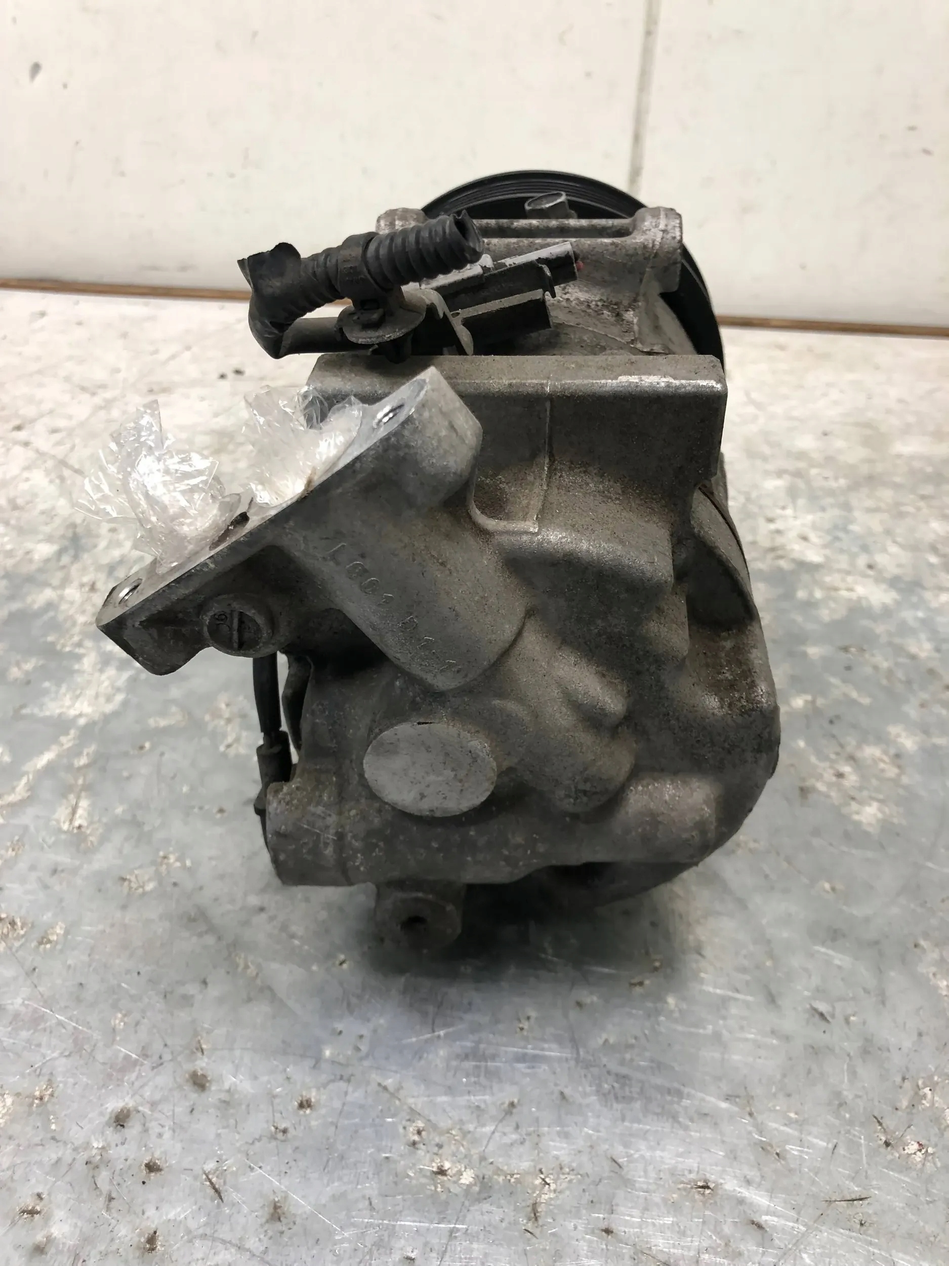 compressor compressor; of the air conditioning RENAULT SCENIC III 8200939386