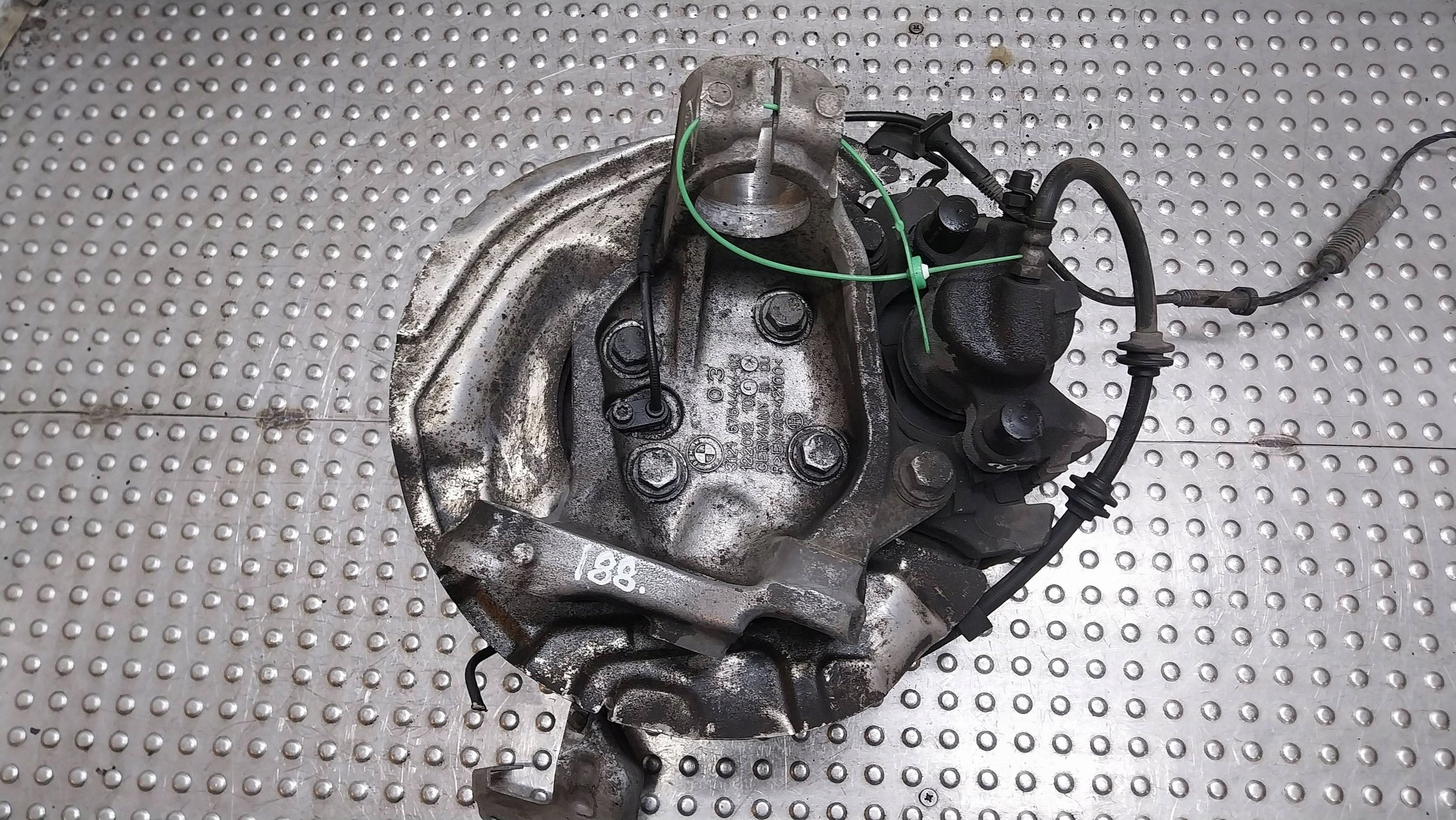 swing of the pivot caliper right front 6764444 BMW E90 E91 E92 E93 E81 E82 E87