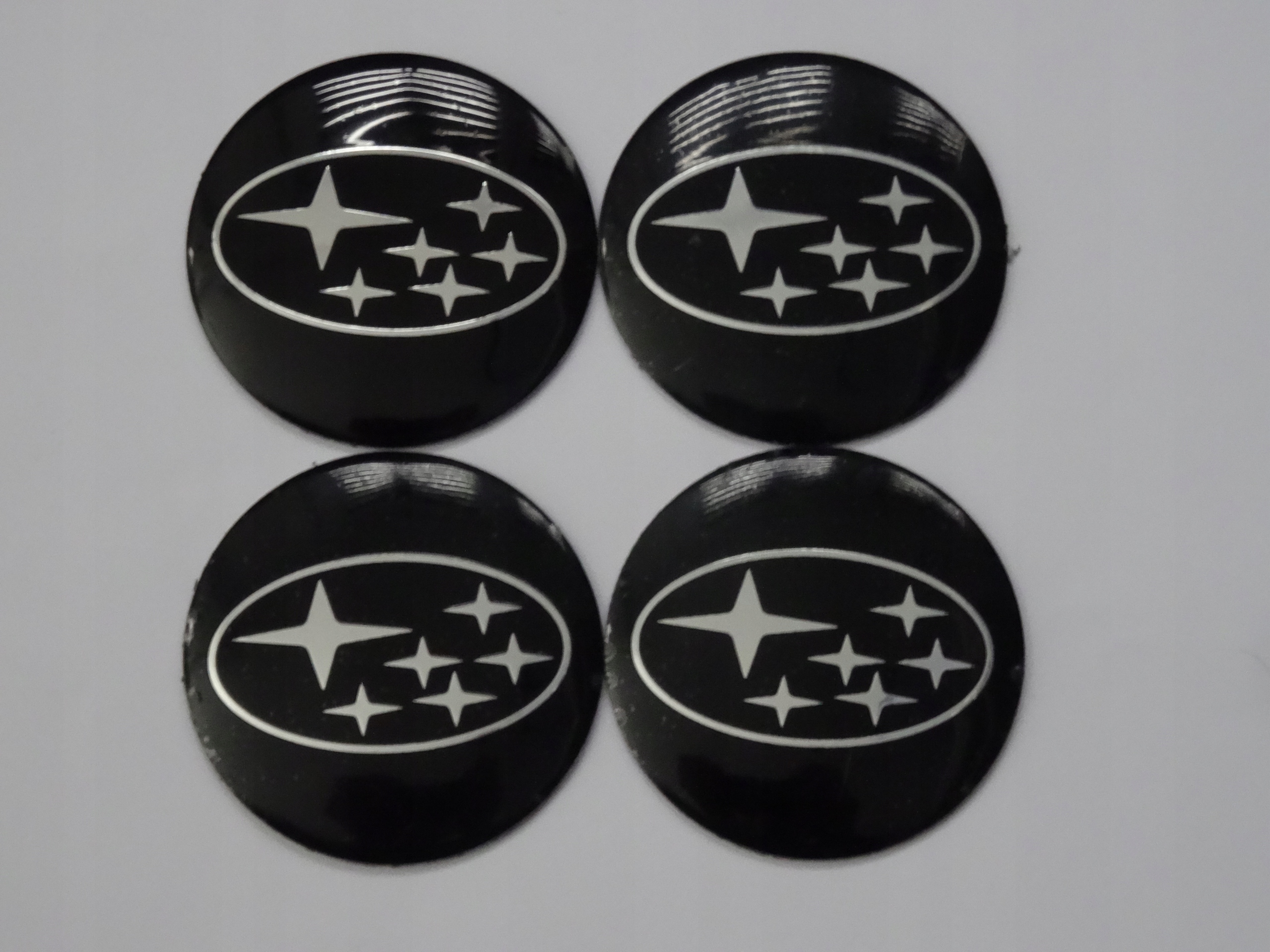 

4x Aluminiowe naklejki na dekielki Subaru 56mm cz