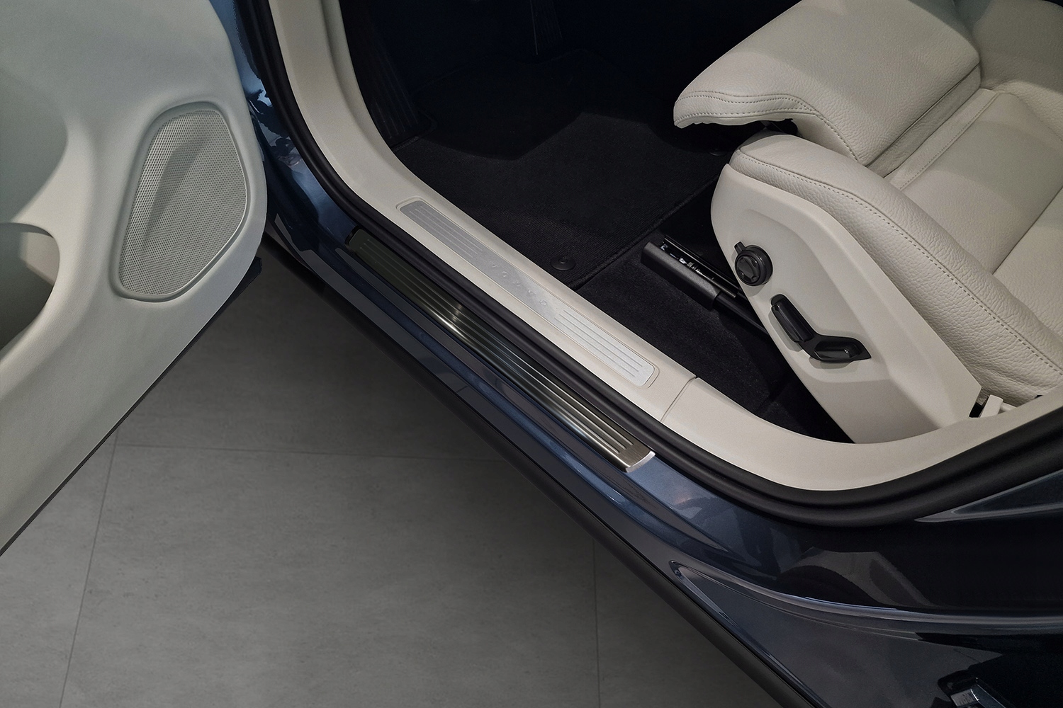 VOLVO XC60 II / R-DESIGN / PLUG-IN HYBRID 2017- NAKŁADKI LISTWY PROGOWE Producent Avisa