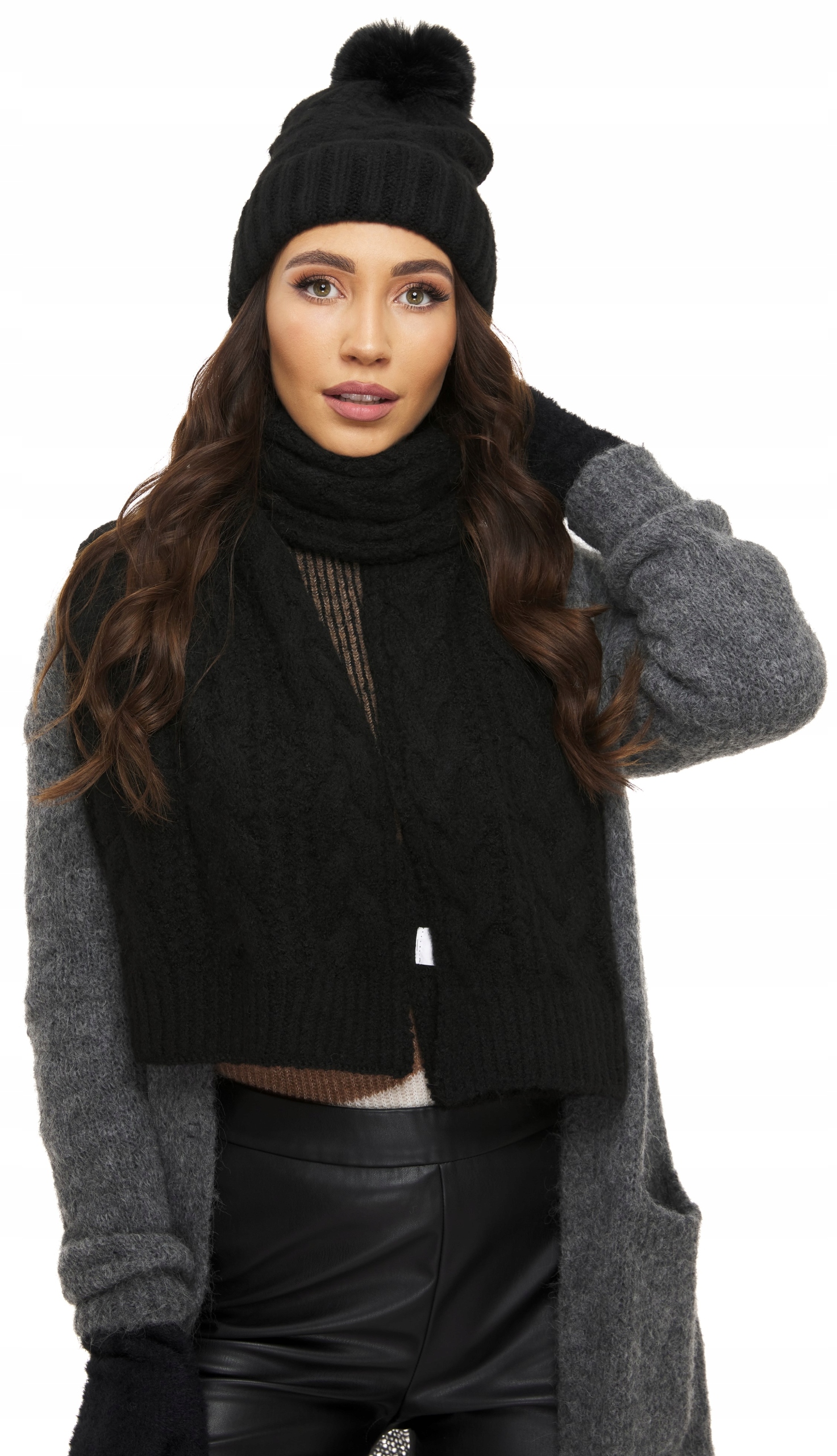 KOMPLET SZAL CZAPKA duży pompon dzianina czarny Materiał dominujący akryl