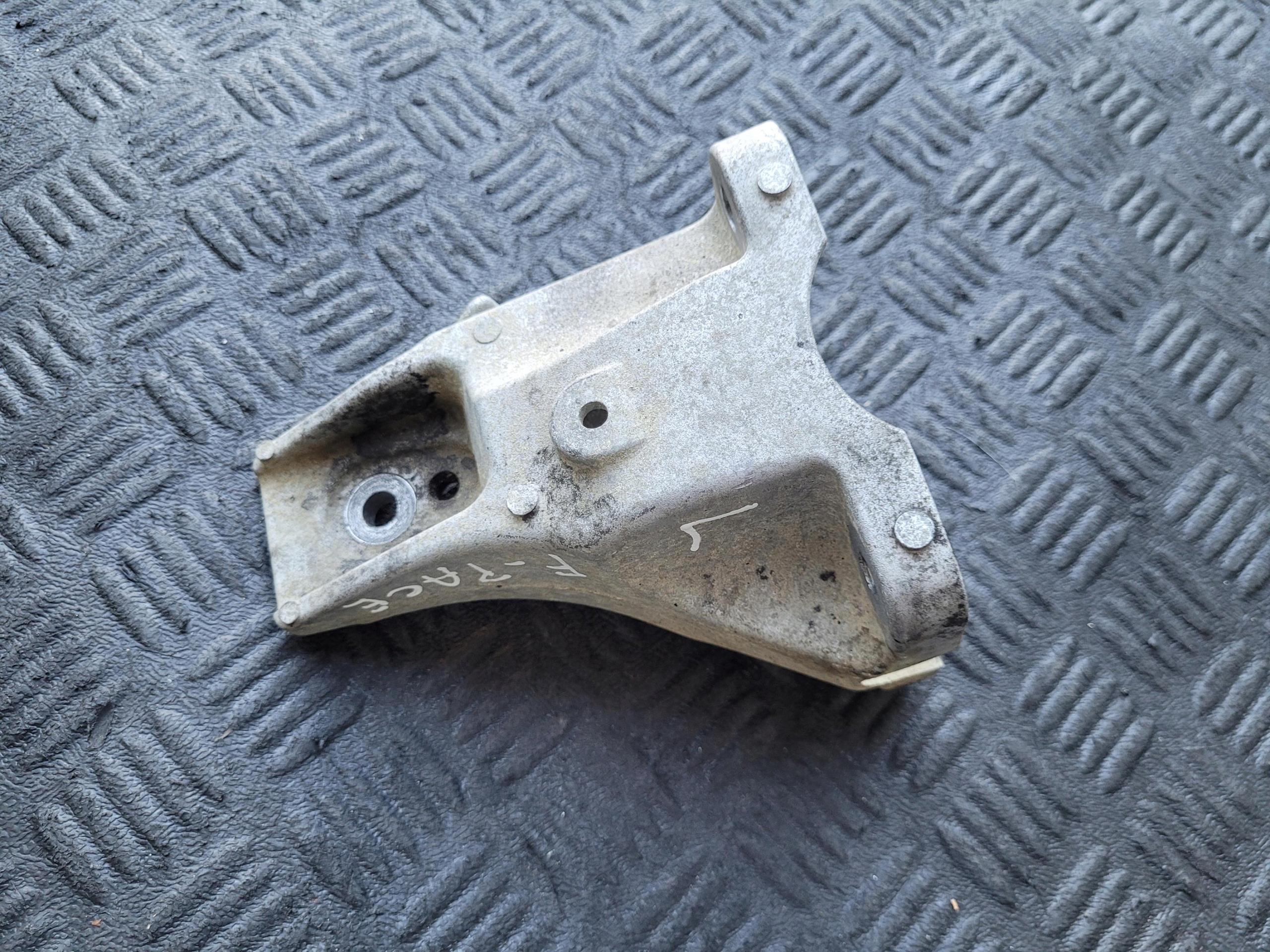 Support Support plaque Moteur Gauche HK83-6061-CB JAGUAR F-PACE X761 2.0 D