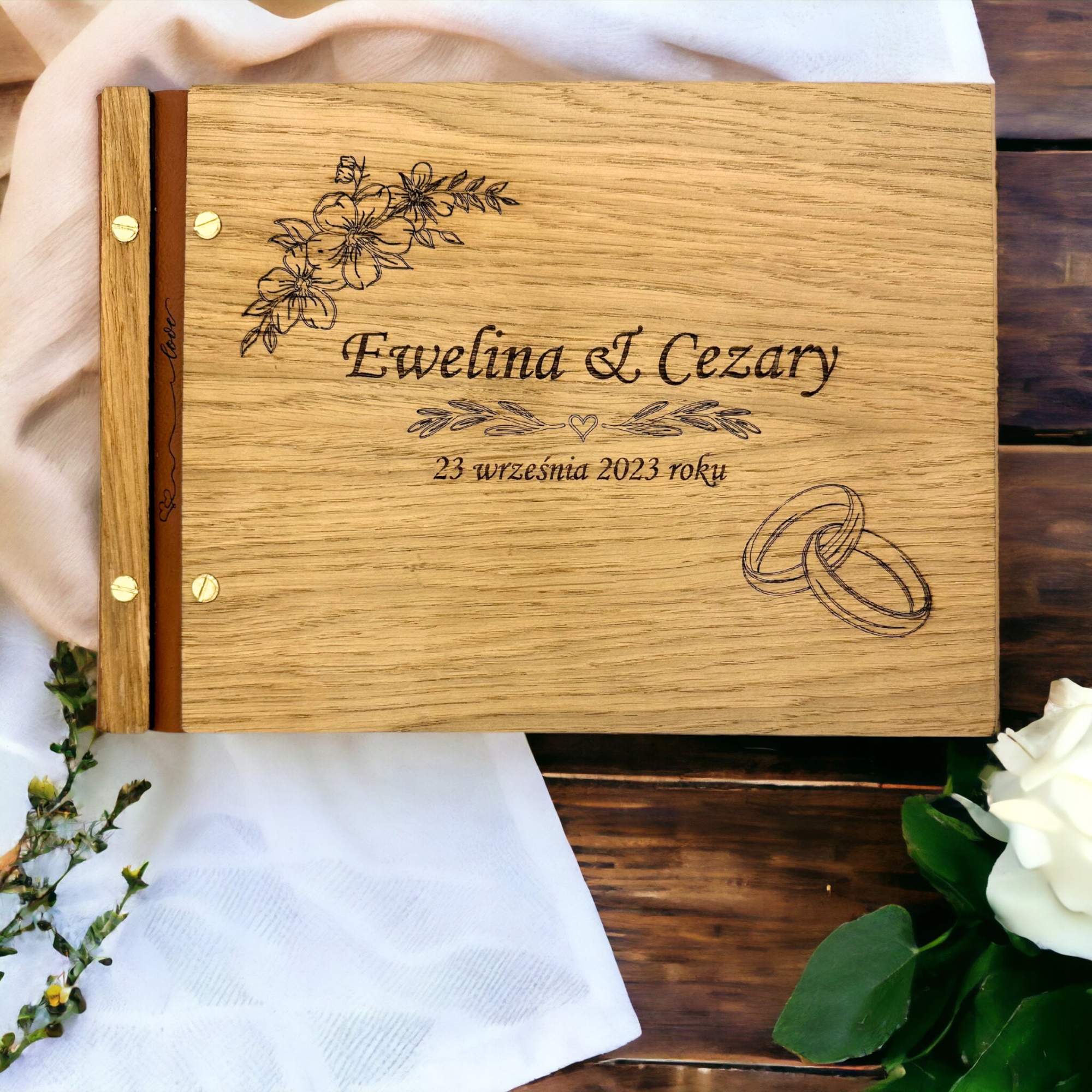 KSIĘGA GOŚCI na WESELE ŚLUB DREWNIANY ALBUM PAMIĄTKOWY Z GRAWEREM Kolor stron czarne