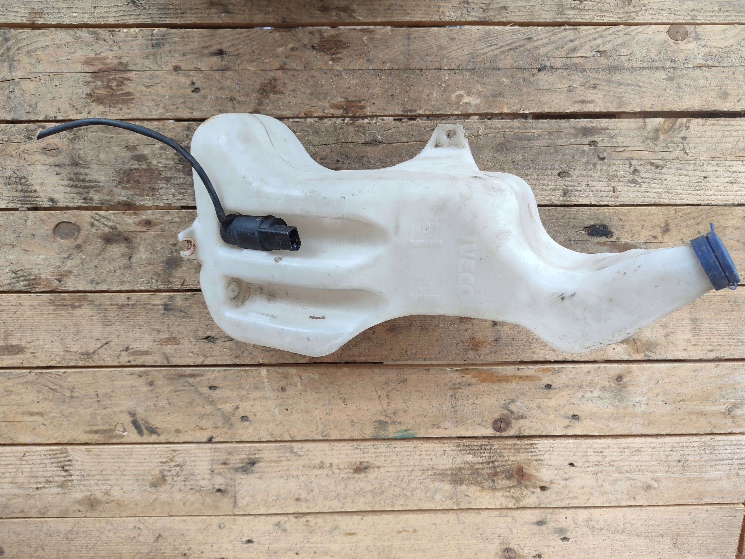 Réservoir eau essuie glace Pompe IVECO DAILY 06- 3801898