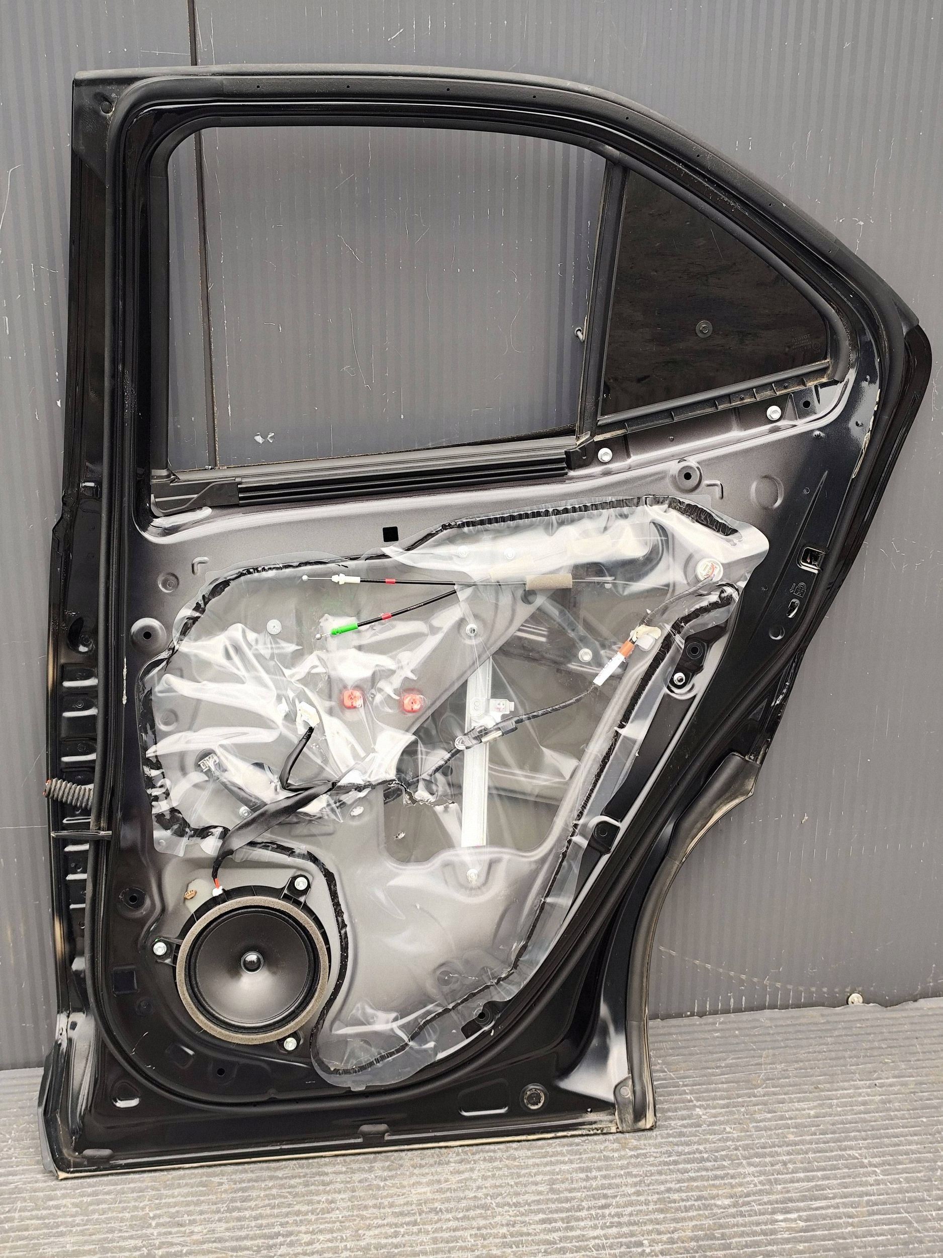 TOYOTA YARIS CROSS door rear. right complete