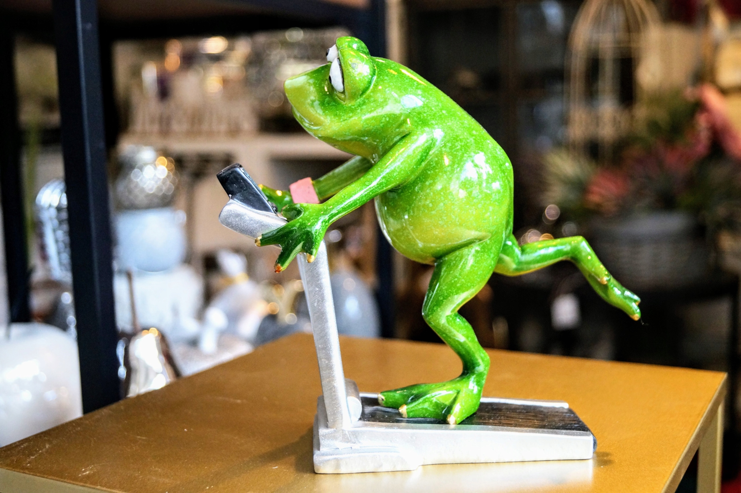 FIGURKA ŻABA NA BIEŻNI Producent Art-Pol